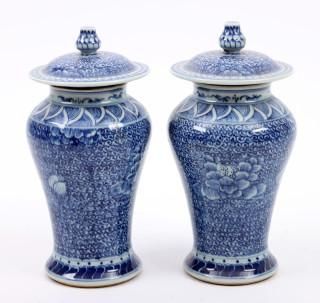 Null Set aus blau-weißen chinesischen Porzellan-Deckelvasen mit Blumendekor, H. &hellip;