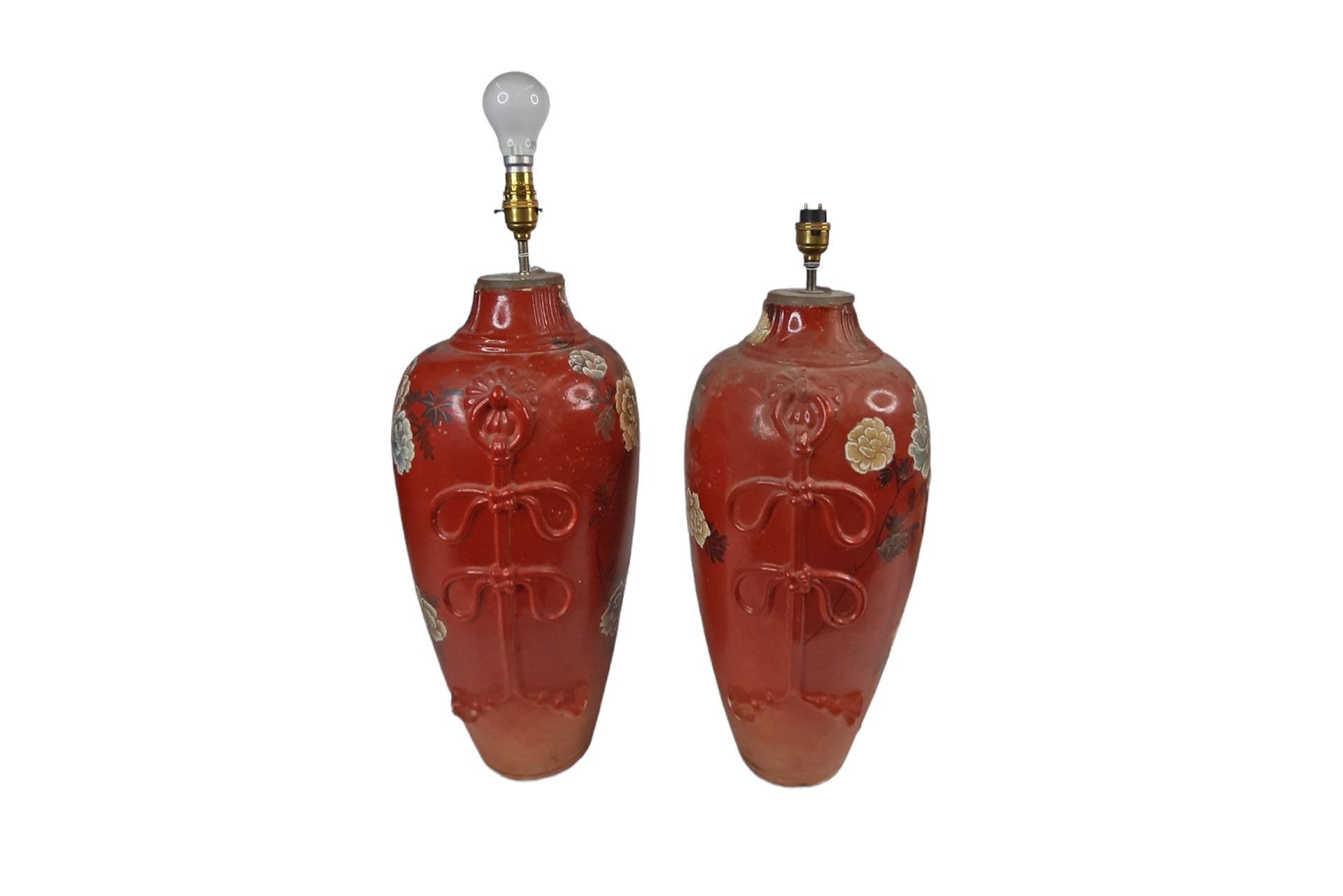 Null 一对日本古代保龄球瓶，红色地面上有花卉装饰。改为电动台灯