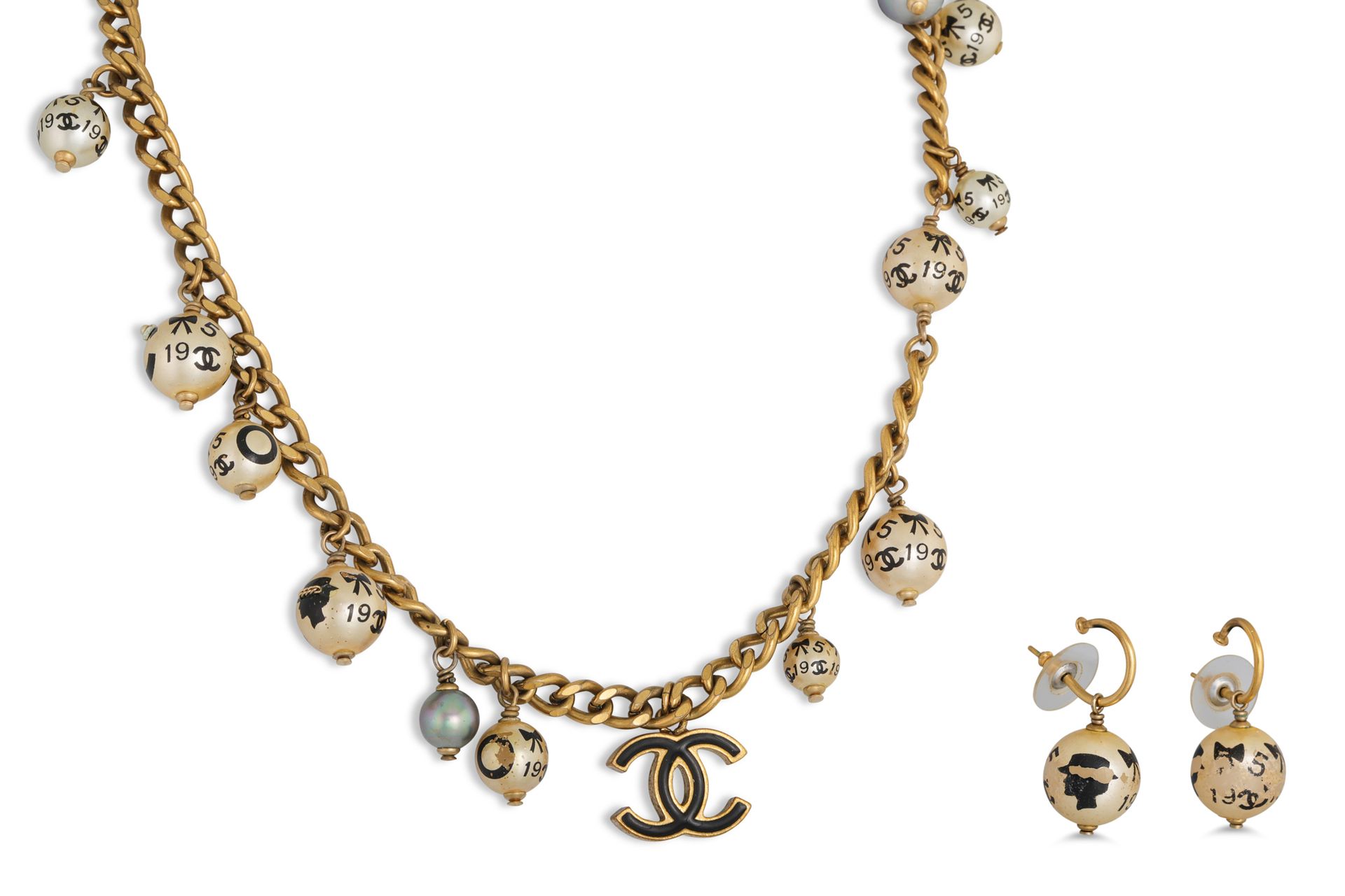 A CHANEL NECKLACE, comprising chain suspending faux pear…