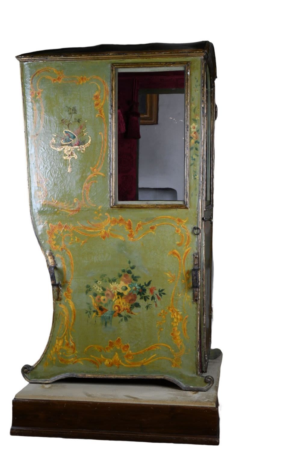 Portantina in legno laccata e dipinta, secolo XVIII cm 173x83x70 decorata con fi&hellip;