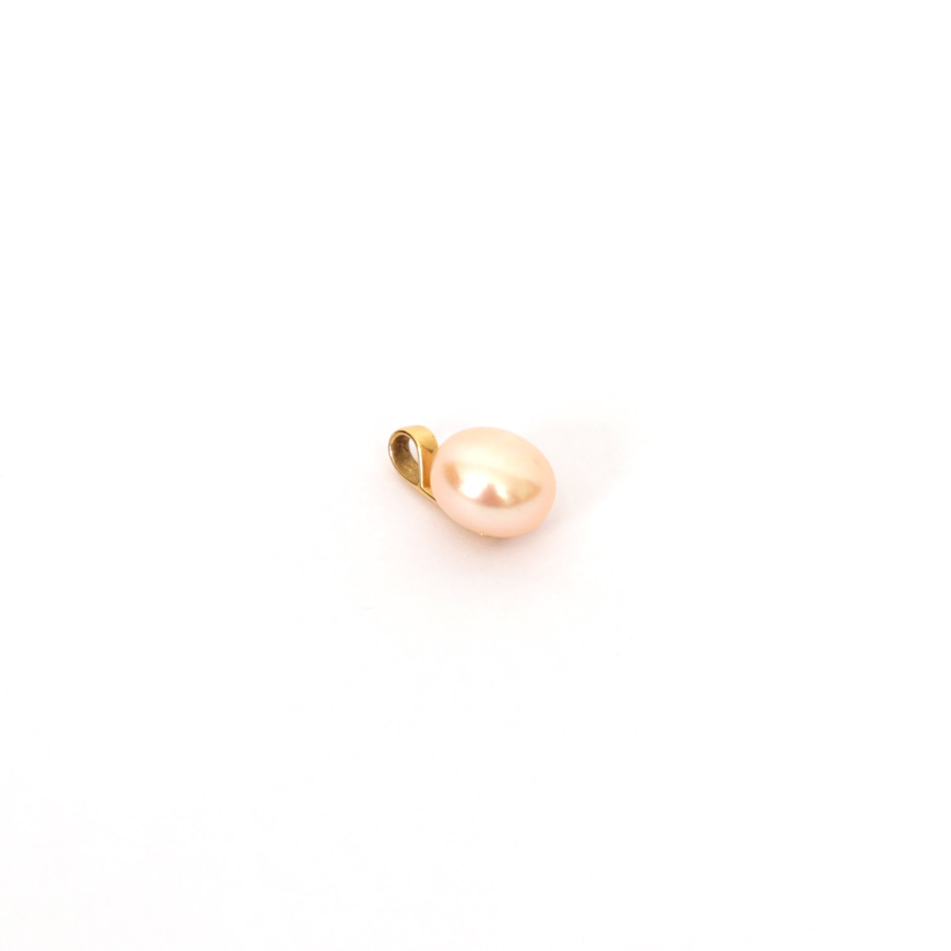 Null CHARMANT PENDENTIF EN OR JAUNE ET PERLE DE CULTURE supportant une perle de &hellip;