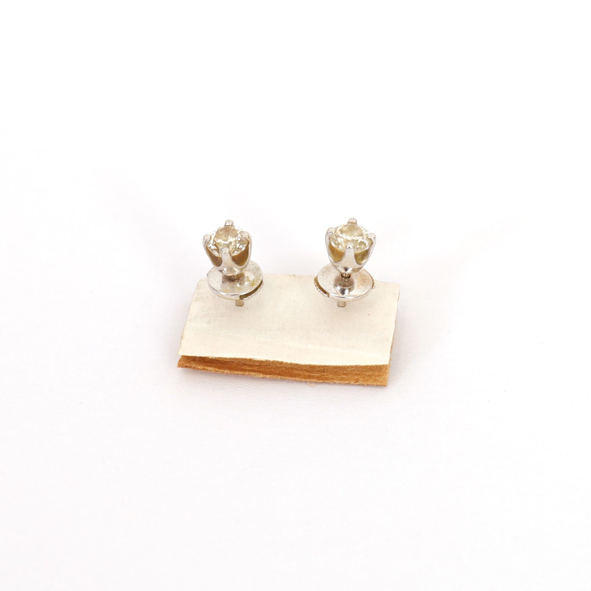 Null PAIRE DE CLOUS D'OREILLES EN OR ET DIAMANTS. 

Clous d'oreilles en or blanc&hellip;