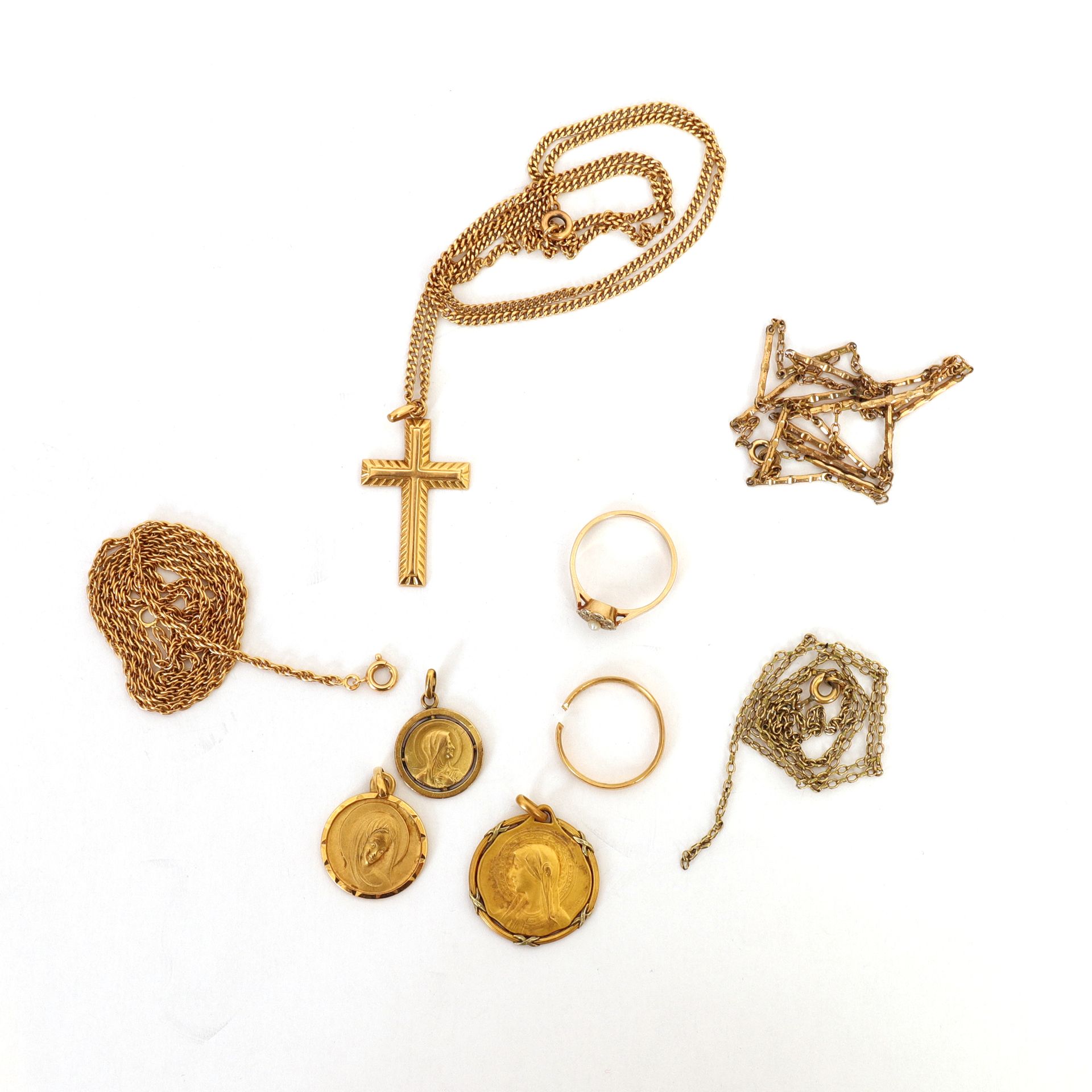 Null LOT DE DÉBRIS EN OR, dont souvenirs religieux (médailles, chaines, croix, b&hellip;