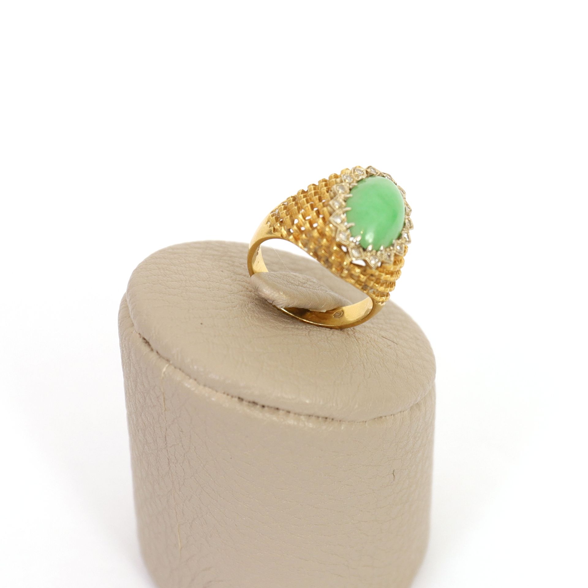 Null BAGUE OR ET JADE

Bague Années 50 en or jaune centrée d'une importante jade&hellip;