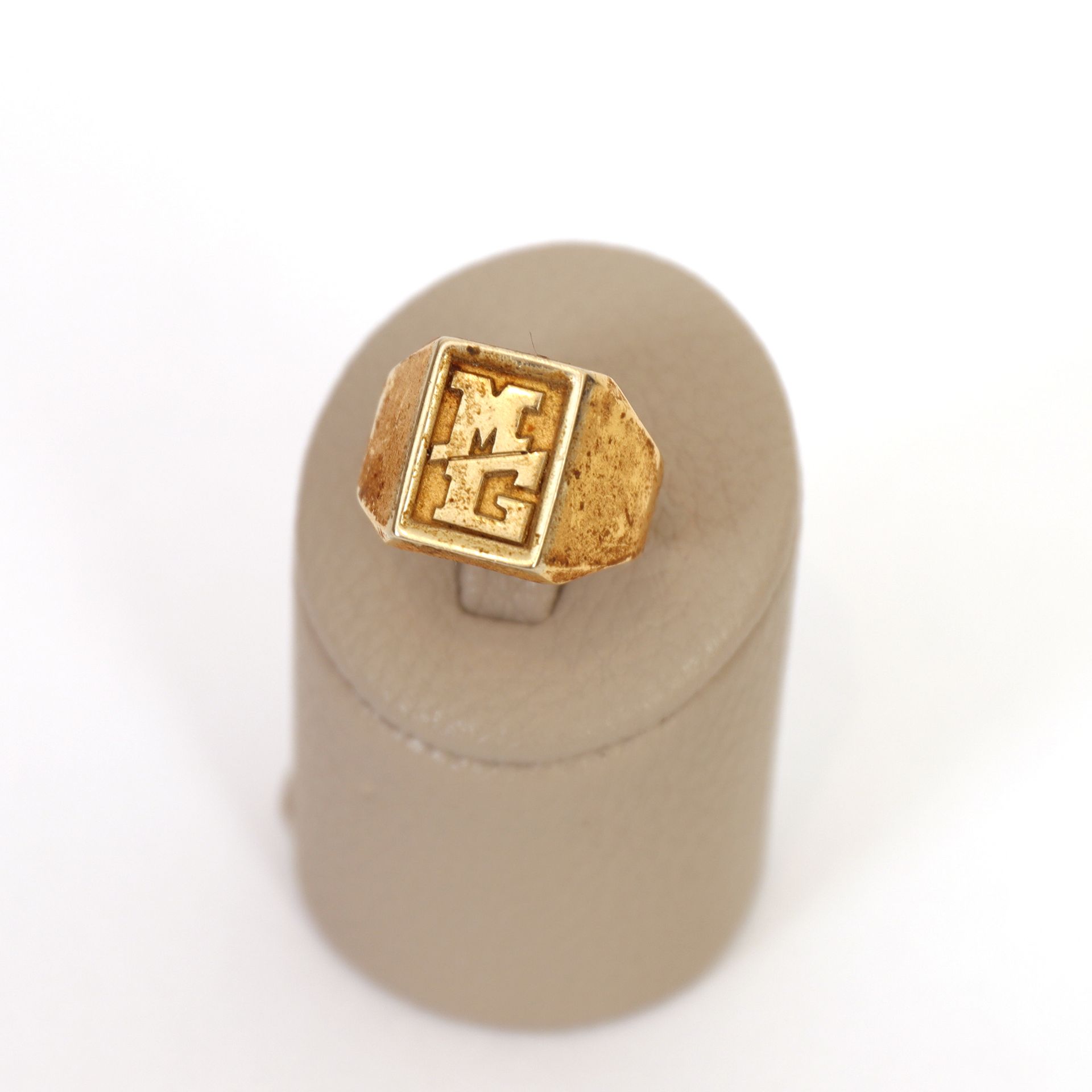 Null GOLD SIGNET RING

Monogrammed "MG".

20th century. 

Condition of use (wear&hellip;