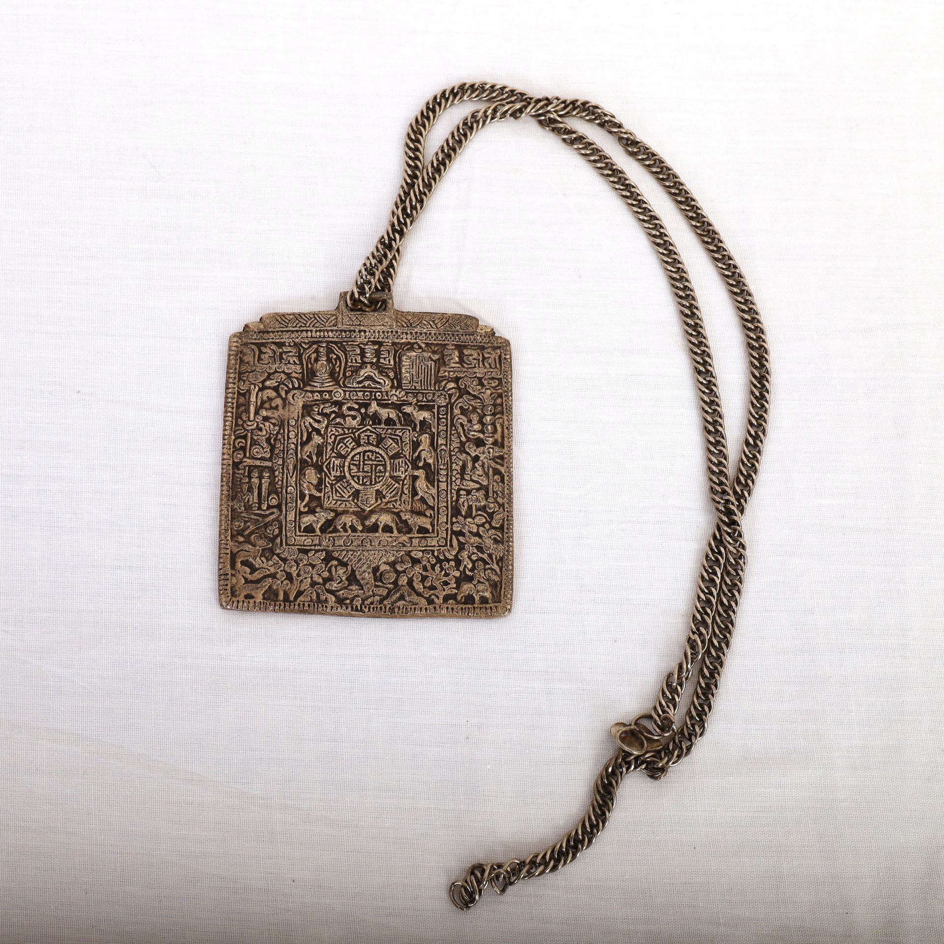 Null 带链子的坠子板

东南亚，20世纪



8,5 x 9,5 cm

链条长度：76厘米