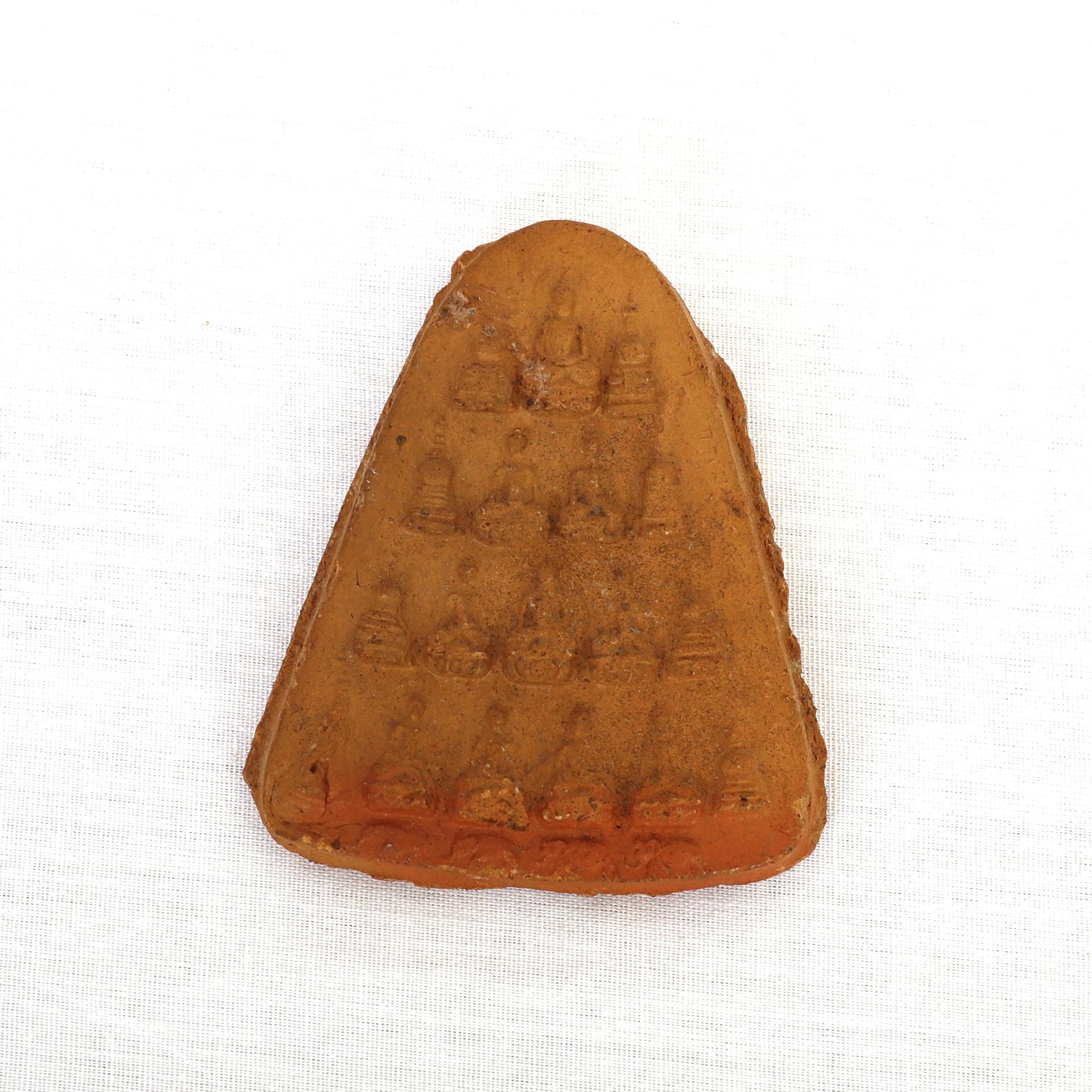 Null 小三角形盘子，上面有10个菩萨和8个佛像，共4行。

陶器，20世纪

8 x 8 x 6.5厘米