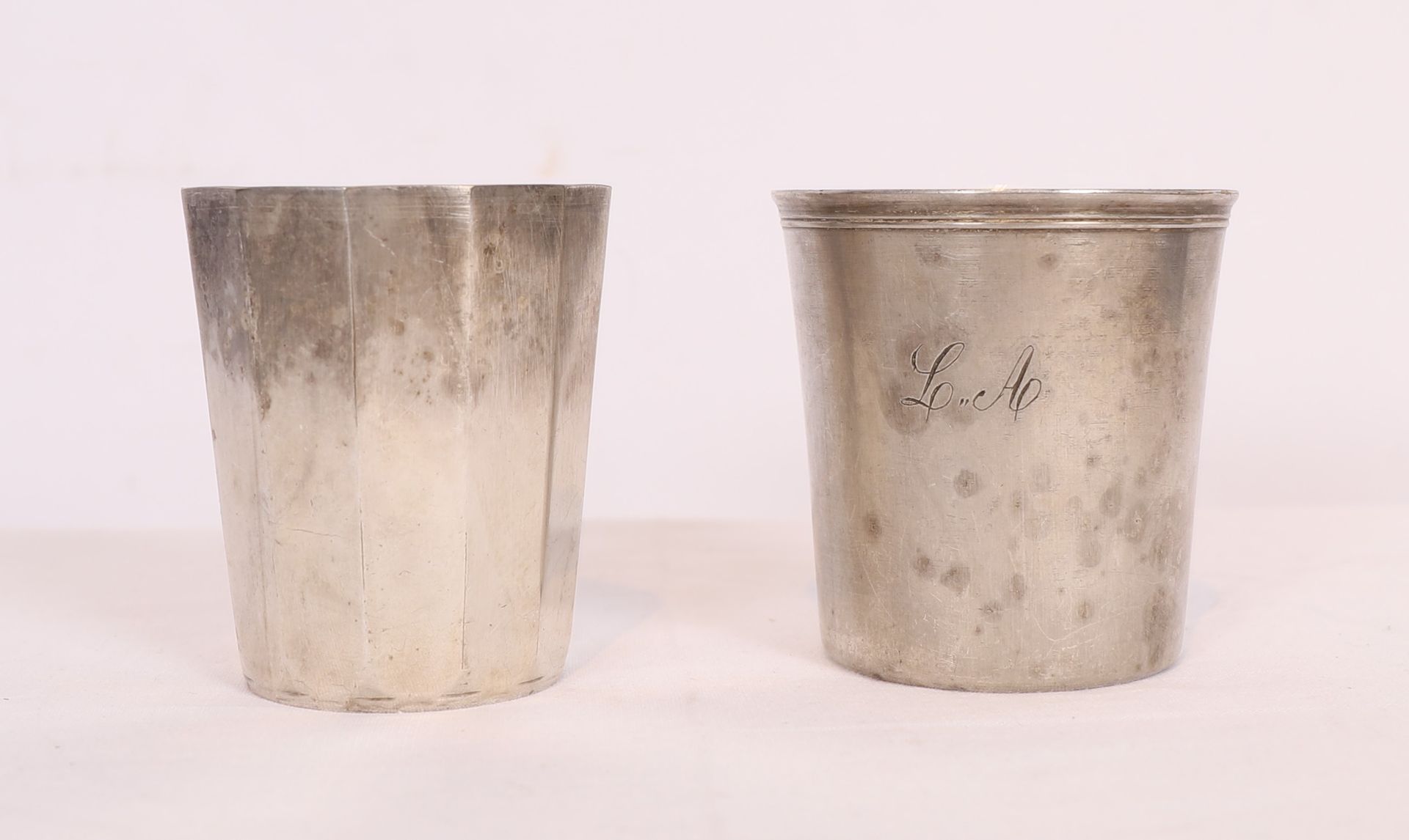 Null 两个小的镀银水壶鼓，其中一个是刻有L.A.的Christofle。