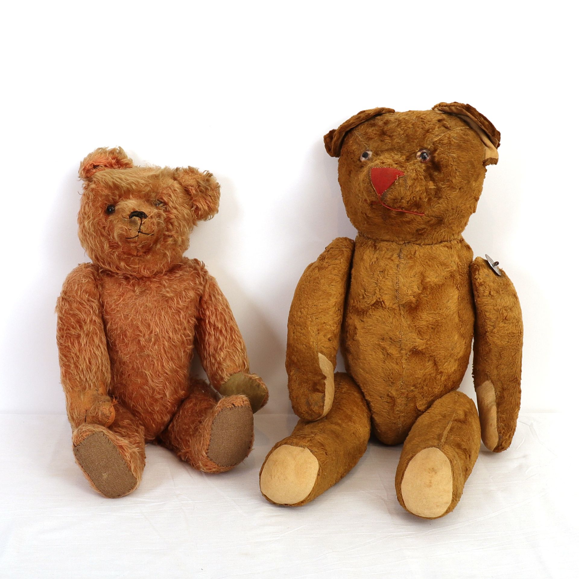 Null 一套两只古董泰迪熊

在合成的头发和织物中，其中一个是通过金属棒和垫圈的系统衔接的

20世纪

高：48和60厘米