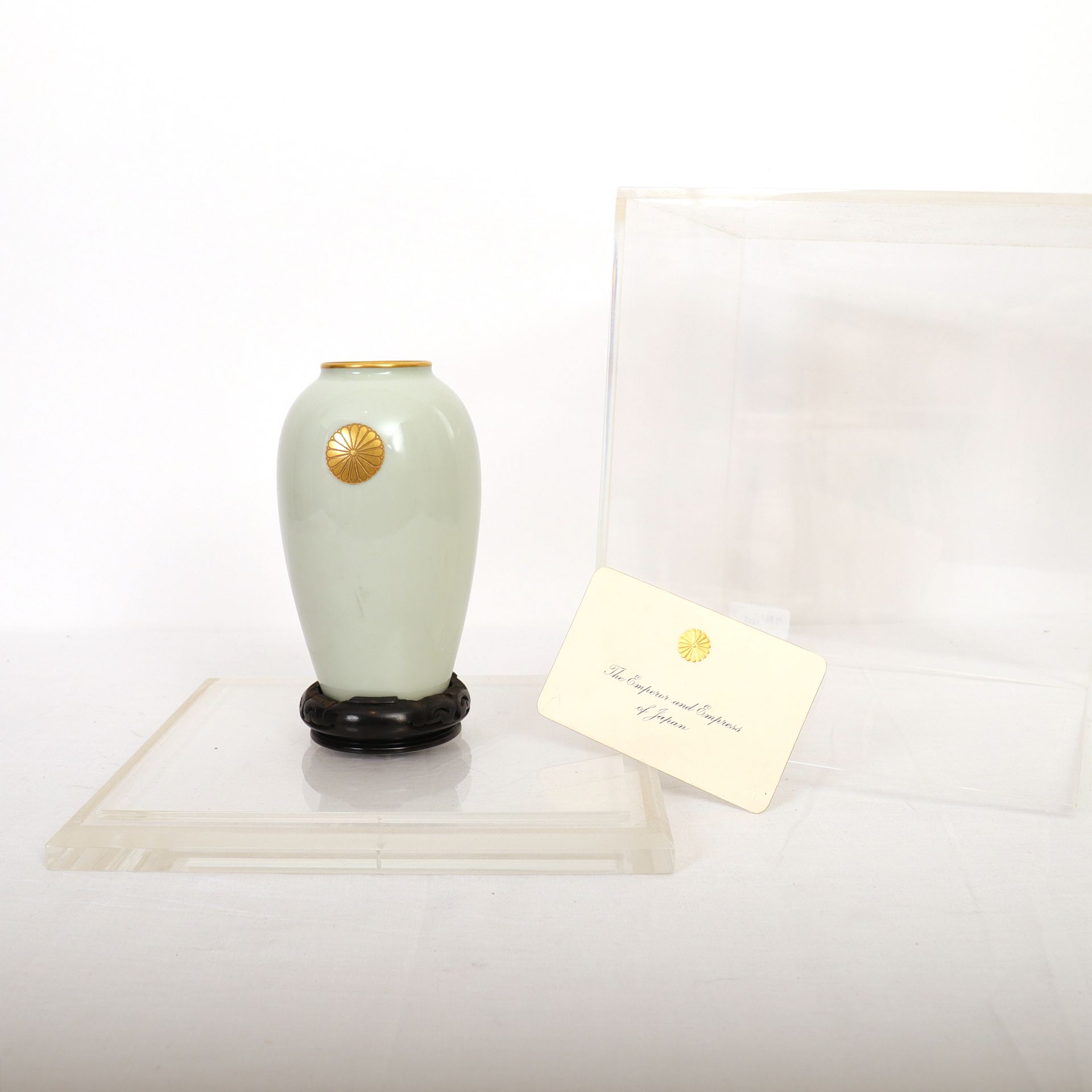Null 彩色塞拉东小瓶，镀金唇，饰有皇室菊花图案

日本，20世纪，底部有签名

附有 "日本天皇和皇后 "的访问卡

在其有机玻璃箱中

高：15.5厘米