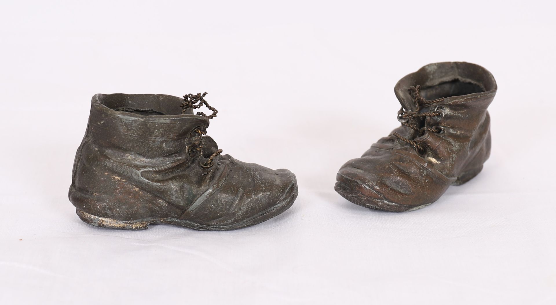 Null 魅力四射的古铜色皮鞋一对

高：6厘米

磨损的