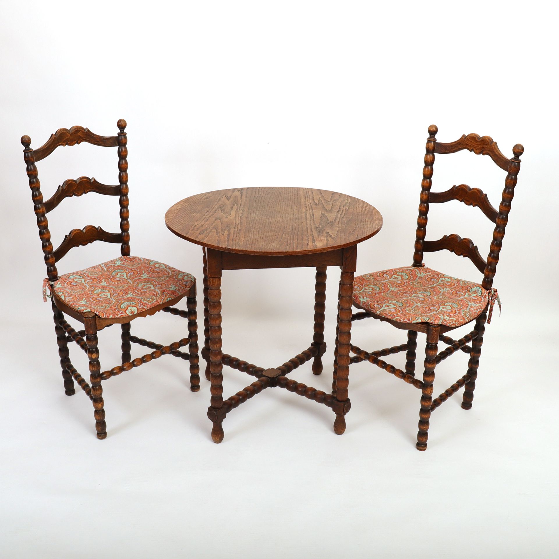 Null 木制小圆桌和两把涂漆椅

普罗旺斯作品，20世纪

直径：70厘米

使用条件
