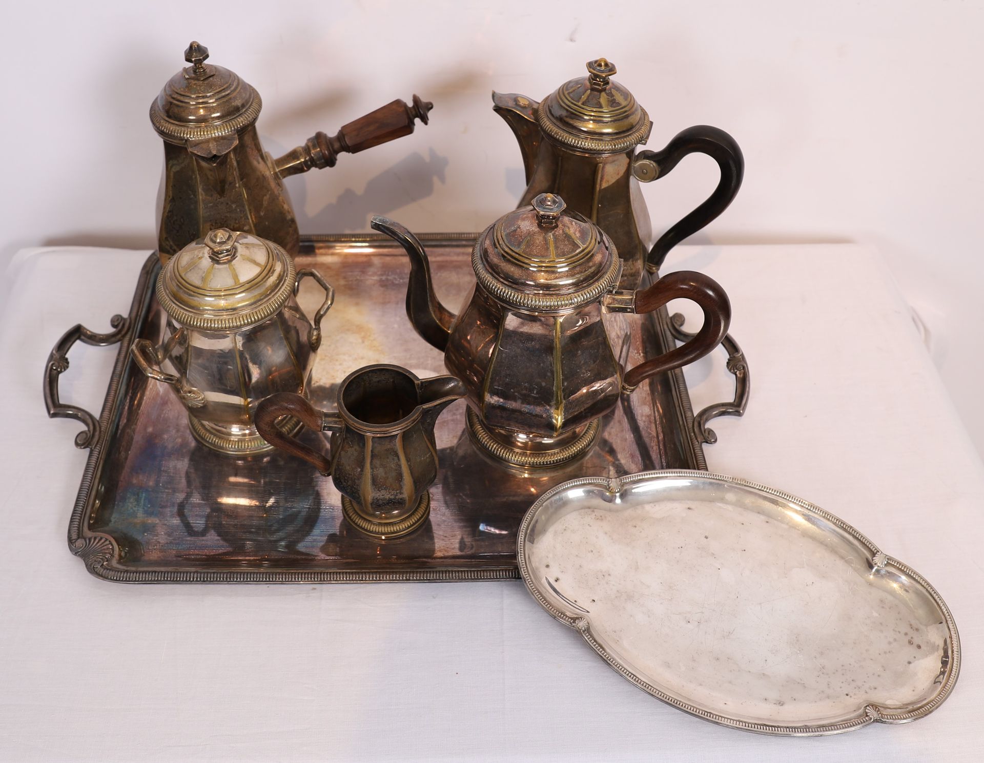 Null 镀银茶具和咖啡具

包括一个茶壶，一个咖啡壶，一个巧克力壶，一个糖碗和一个奶油壶，带有模制的木质手柄和一个带有两个手柄的托盘，上面装饰着棕榈花。

附&hellip;