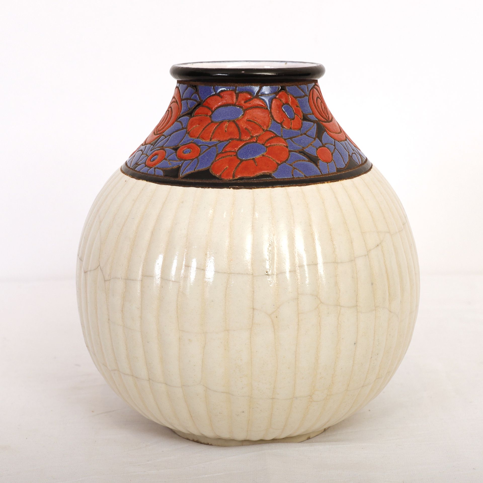 Null 装饰艺术的陶瓷球花瓶

饰有蓝色和红色的风格化花朵楣板

高度：22厘米