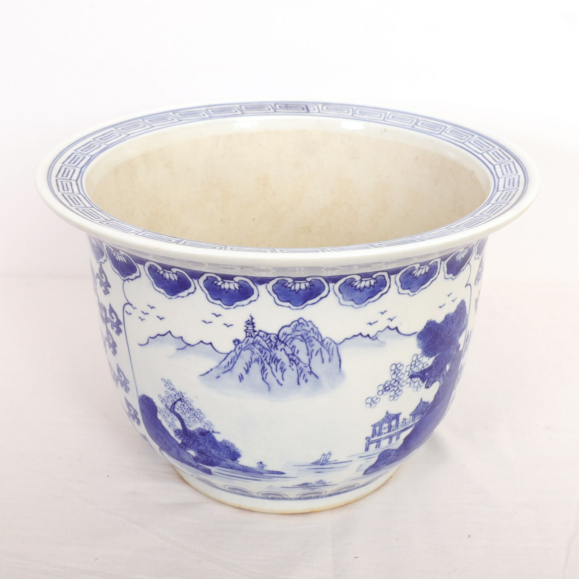 Null CHINA PORCELAIN POT with landscape, frieze and vegetal motifs

Late 19th - &hellip;