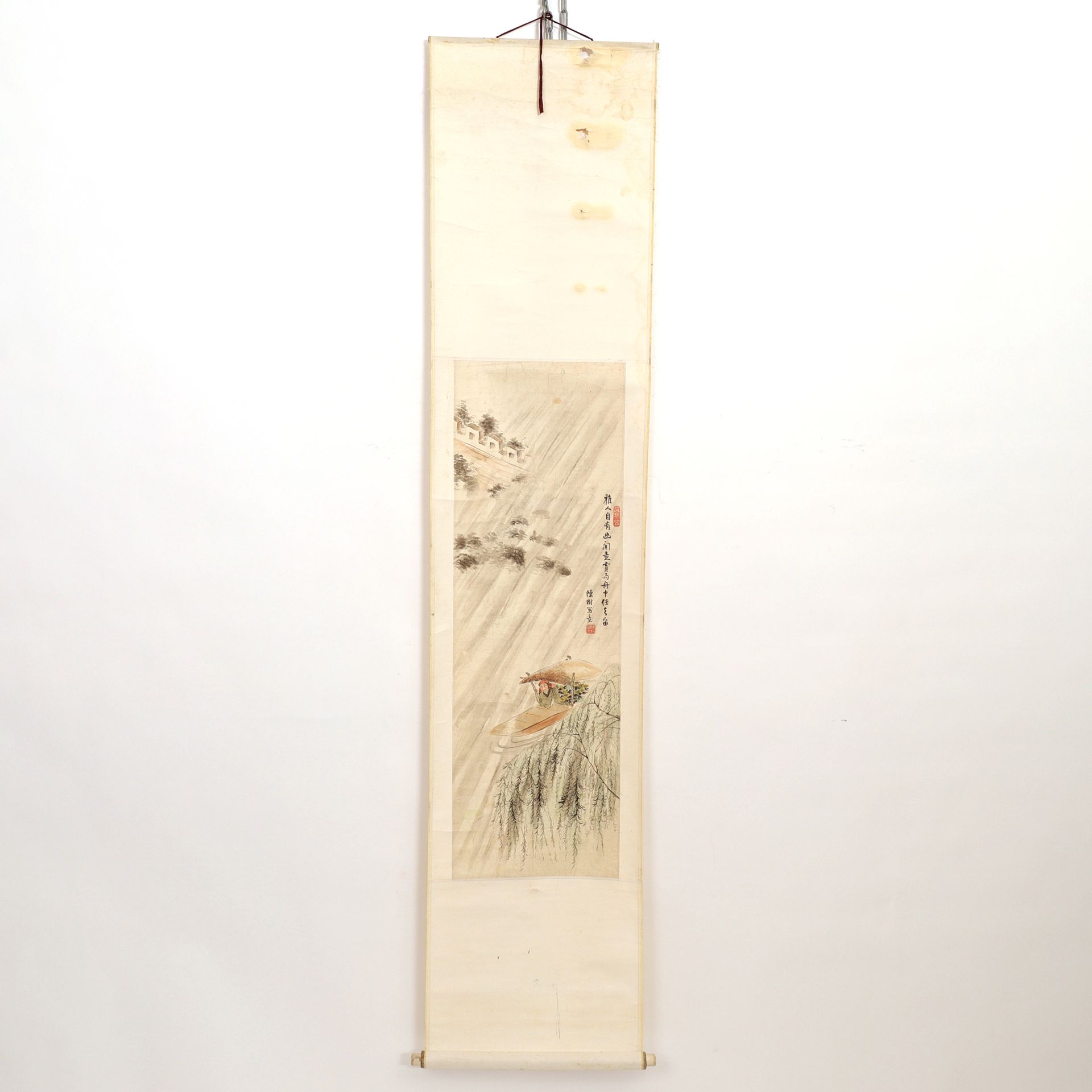 Null 纸上水墨和彩色卷轴画

描绘了一个在柳树旁乘船的人物，署名陈树，右面有印章

20世纪的中国作品

91 x 30，不含边框





专家 : Ph&hellip;