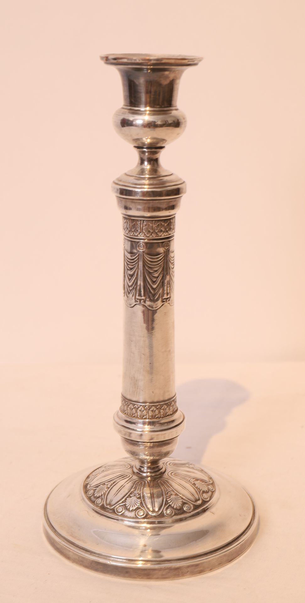 Null 镀银铜烛台

饰有棕榈花纹、卷轴和落地窗帘

20世纪初的英国作品

高：27厘米