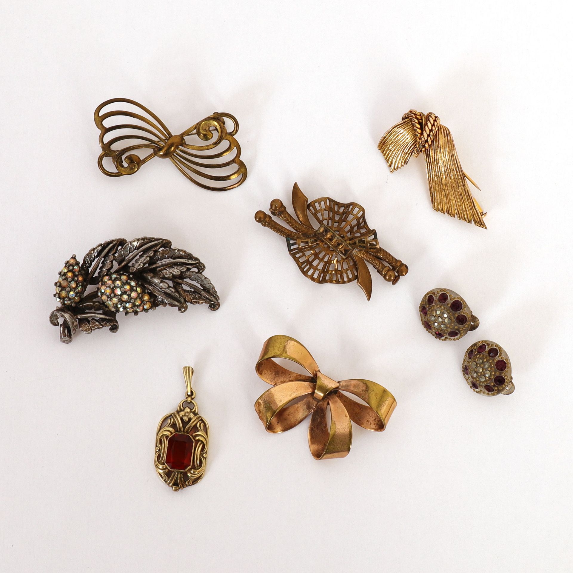 Null LOT OF FANCY BROOCHES

Composed of 8 pieces in gold and silver metals with &hellip;