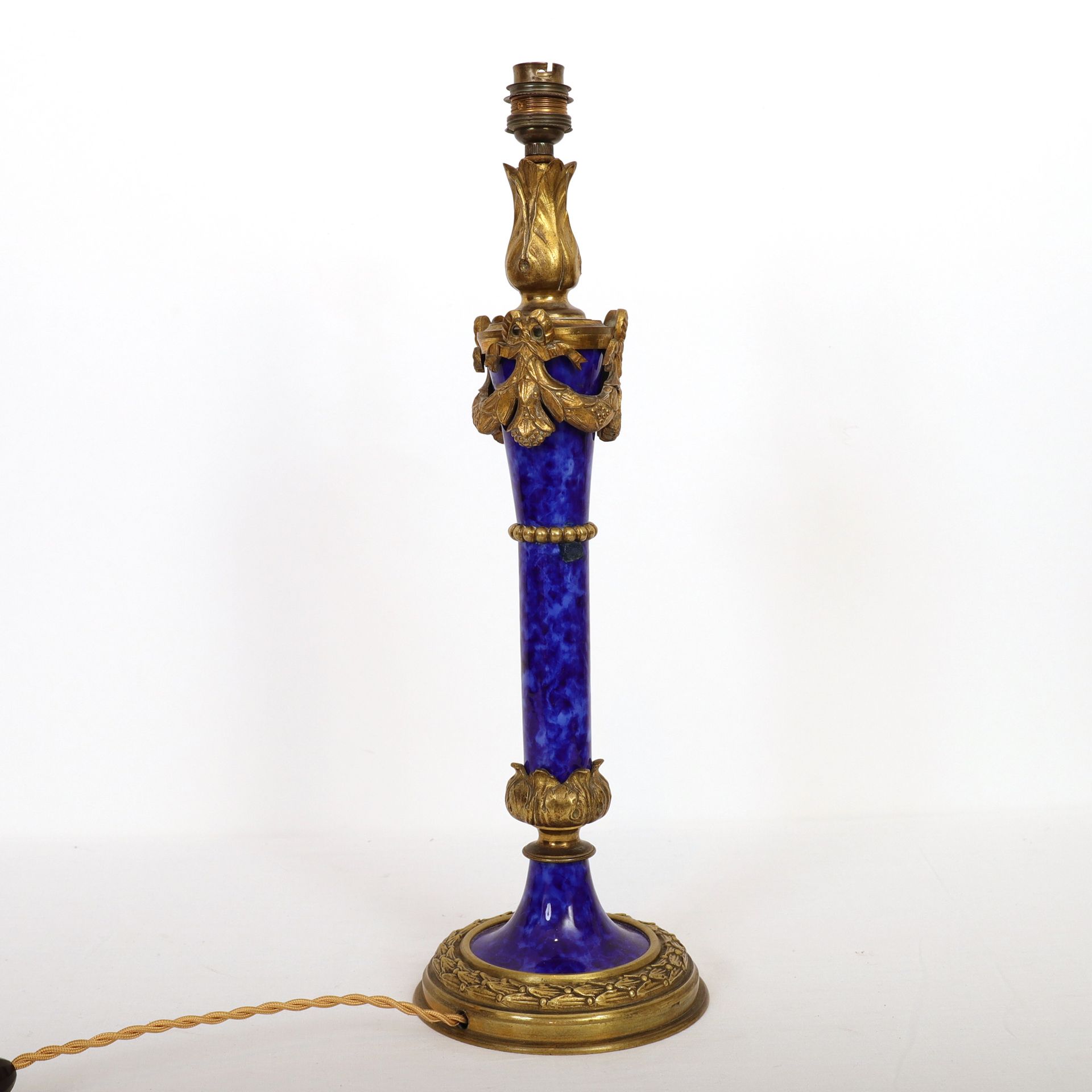 Null 蓝陶和鎏金青铜灯座

饰以花环、楣饰、丝带和风格化的郁金香

高：44厘米（包括所有）。

恢复