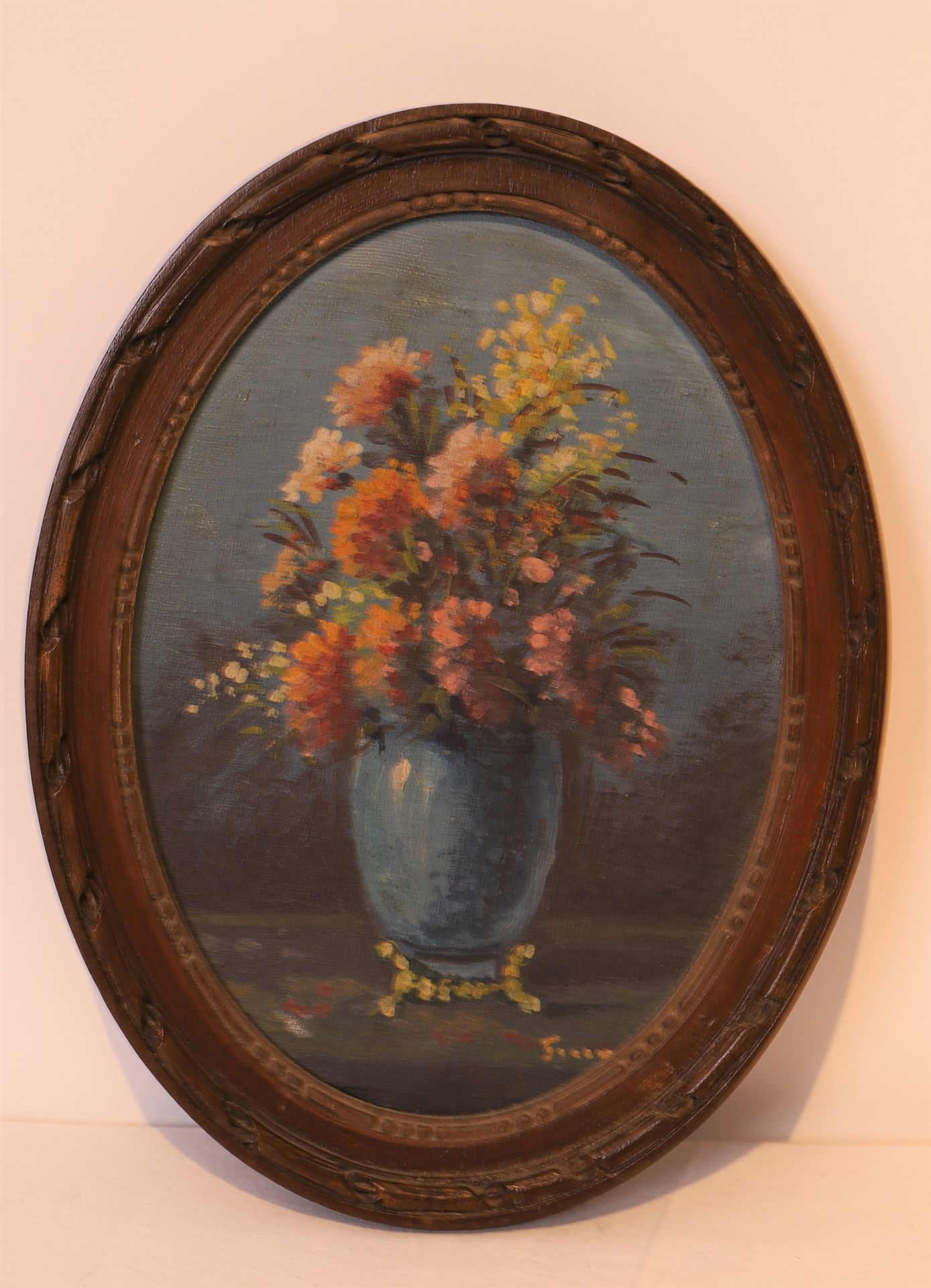 Null 小画 "花瓶静物 "的椭圆形视图

路易十六风格的小椭圆形画框，用天然木料模塑和雕刻，装饰有enrubanné的草图。

24 x 17,5 cm