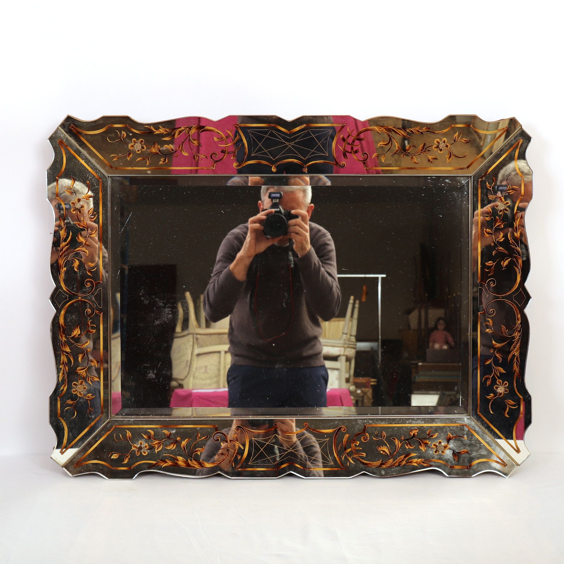Null 威尼斯风格的长方形镜子

装饰有掌纹和润色的储备，有一个凹陷的斜面镜，在一个固定在木芯上的镂空镜框中。

20世纪

63 x 84 cm

使用和维&hellip;