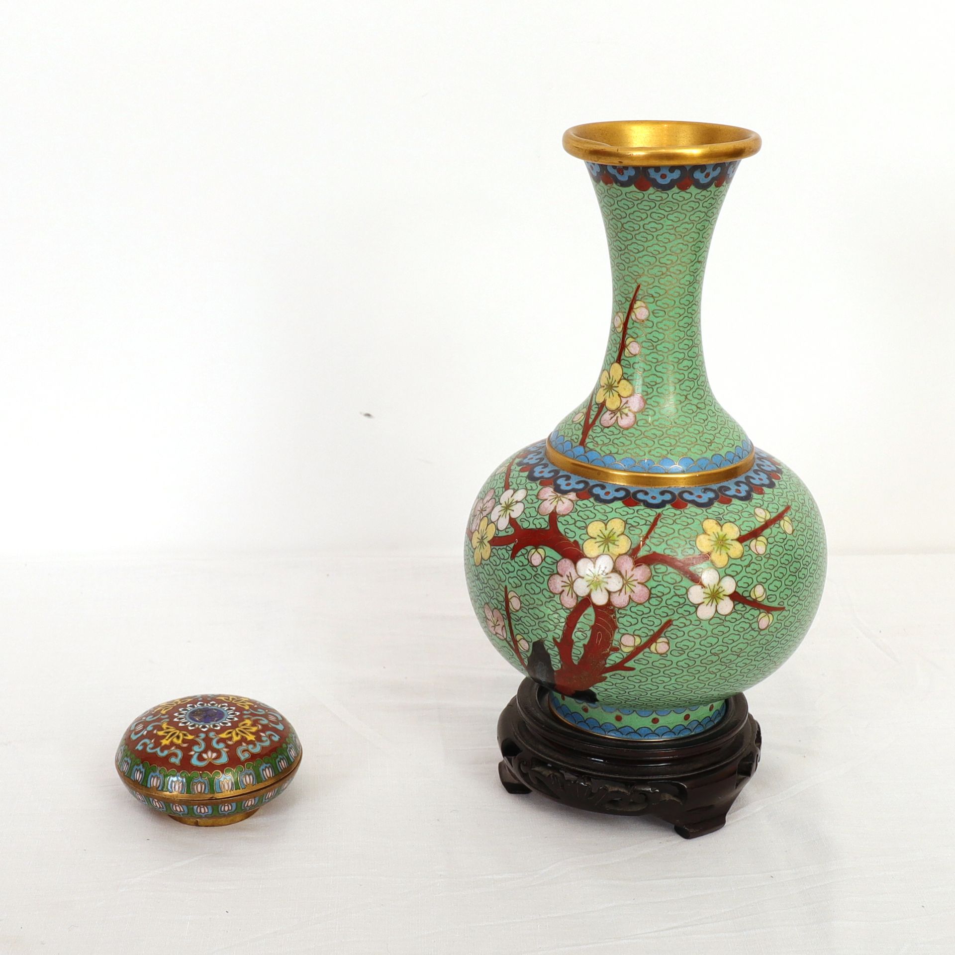 Null ENSEMBLE DE CLOISONNÉS :

-Vase au col haut à décor de branchages fleuris s&hellip;