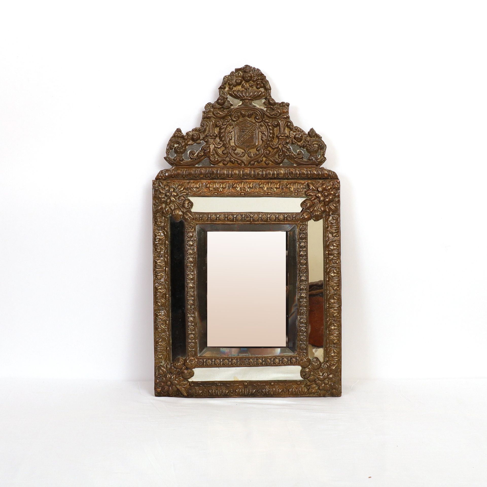 Null BRASS MIRROR WITH BOLSTERS, decorated with friezes and flowers

The pedimen&hellip;