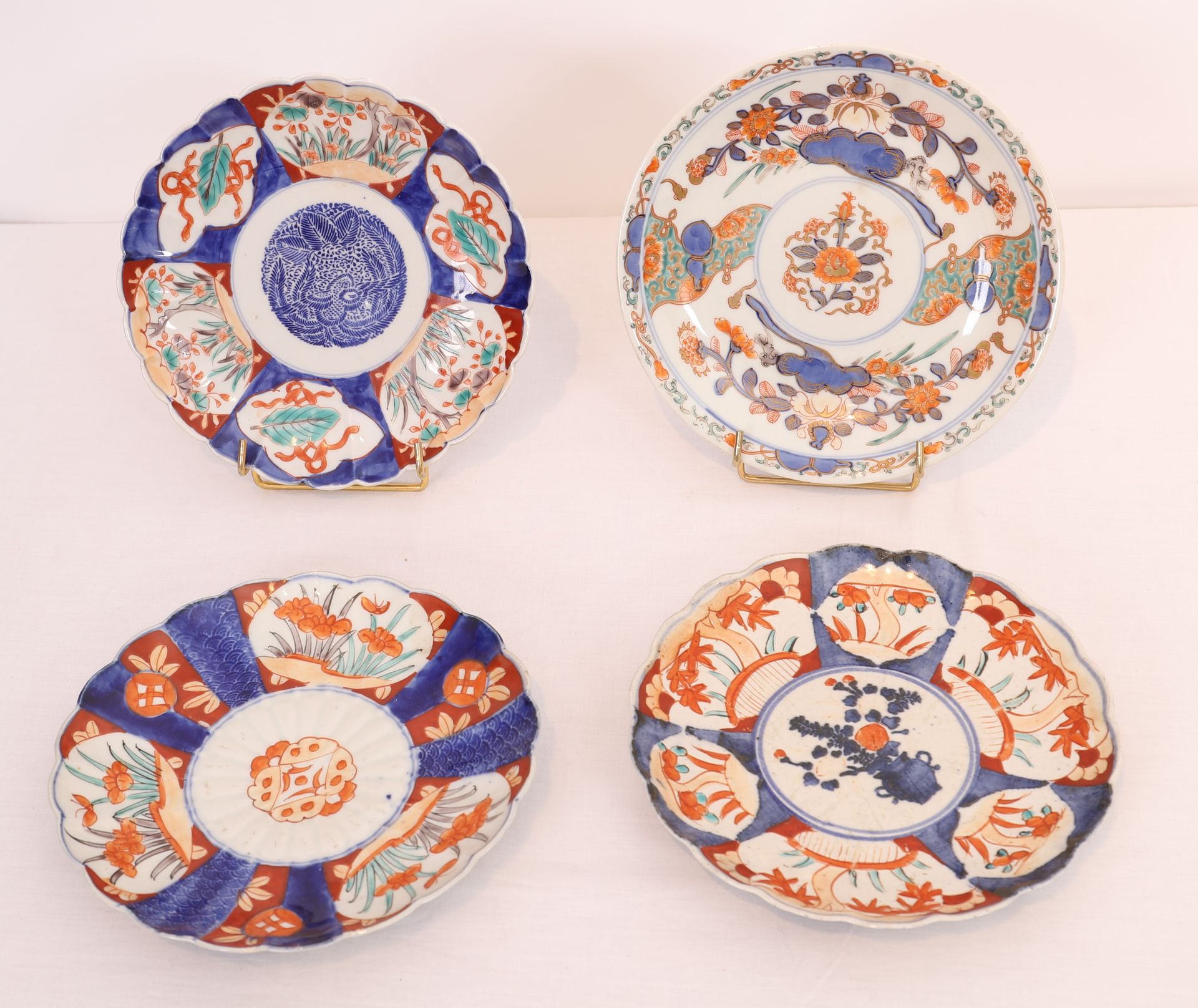 Null 四个伊万里瓷盘与多色装饰

日本，19-20世纪

直径：21厘米