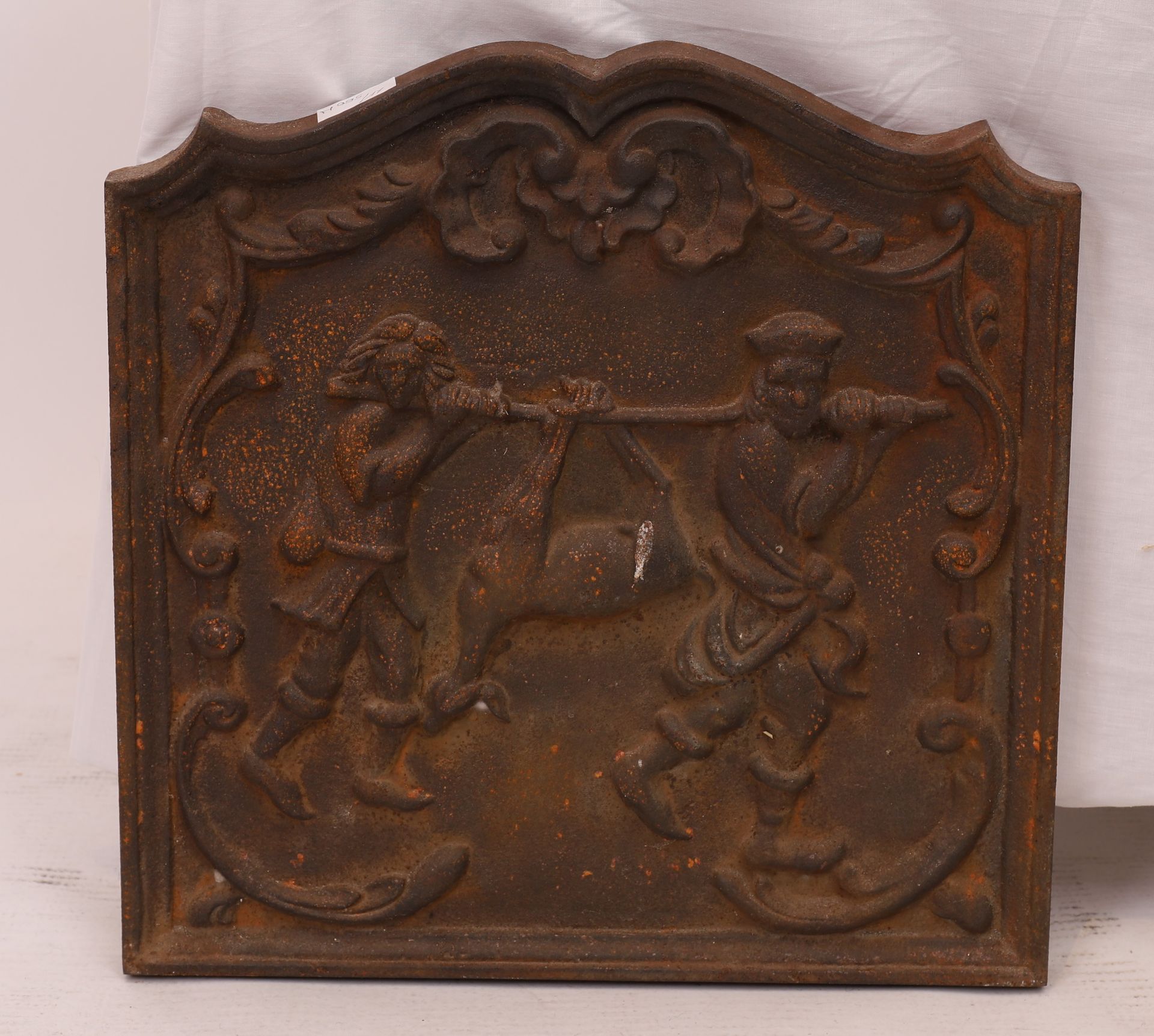 Null 铸铜烟火盘，装饰有两个搬运猎物的猎人

20世纪

43 x 43厘米
