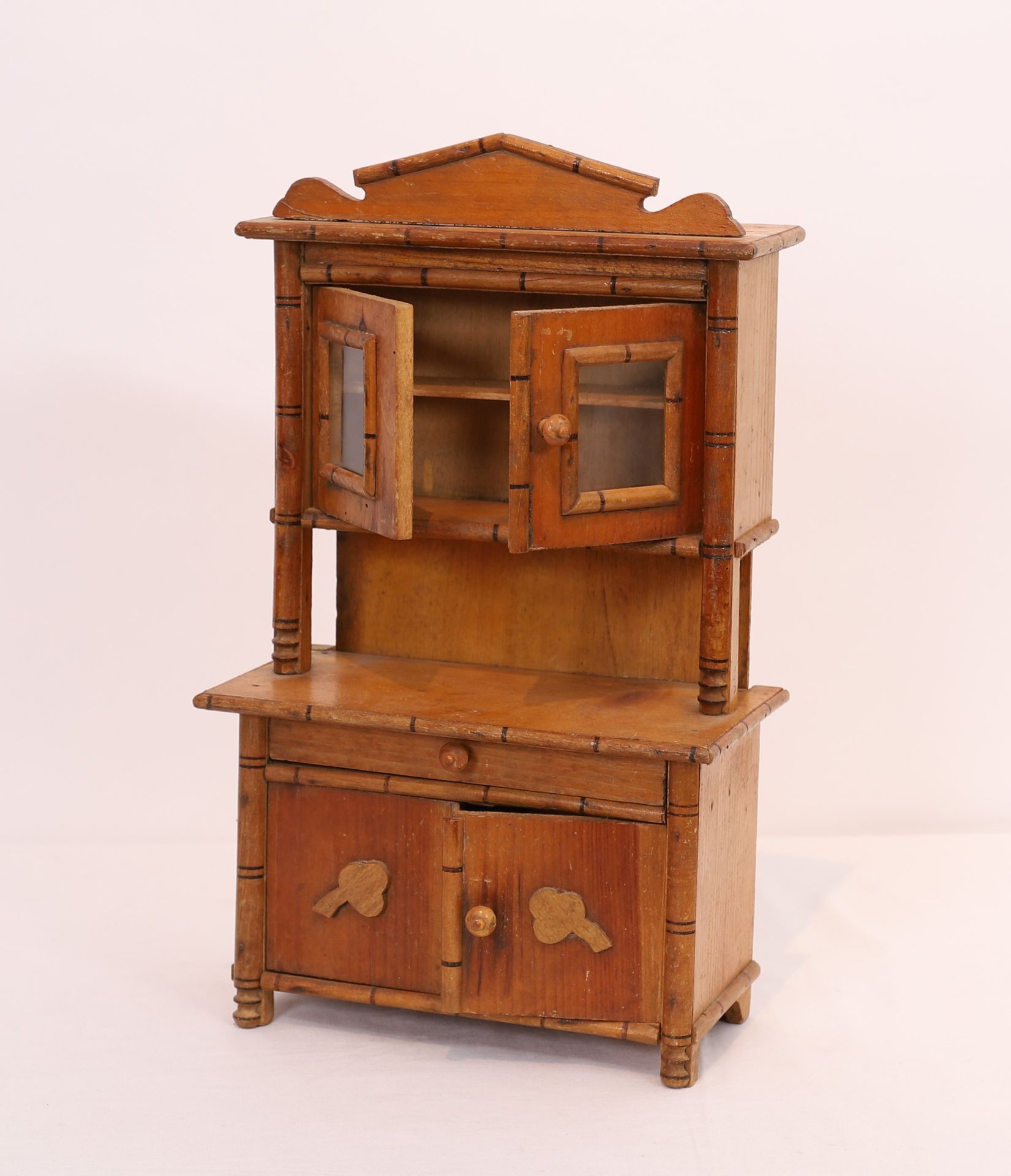 Null DOLL'S CHINA CABINET IN PITCHPIN

41 x 24 x 12 cm