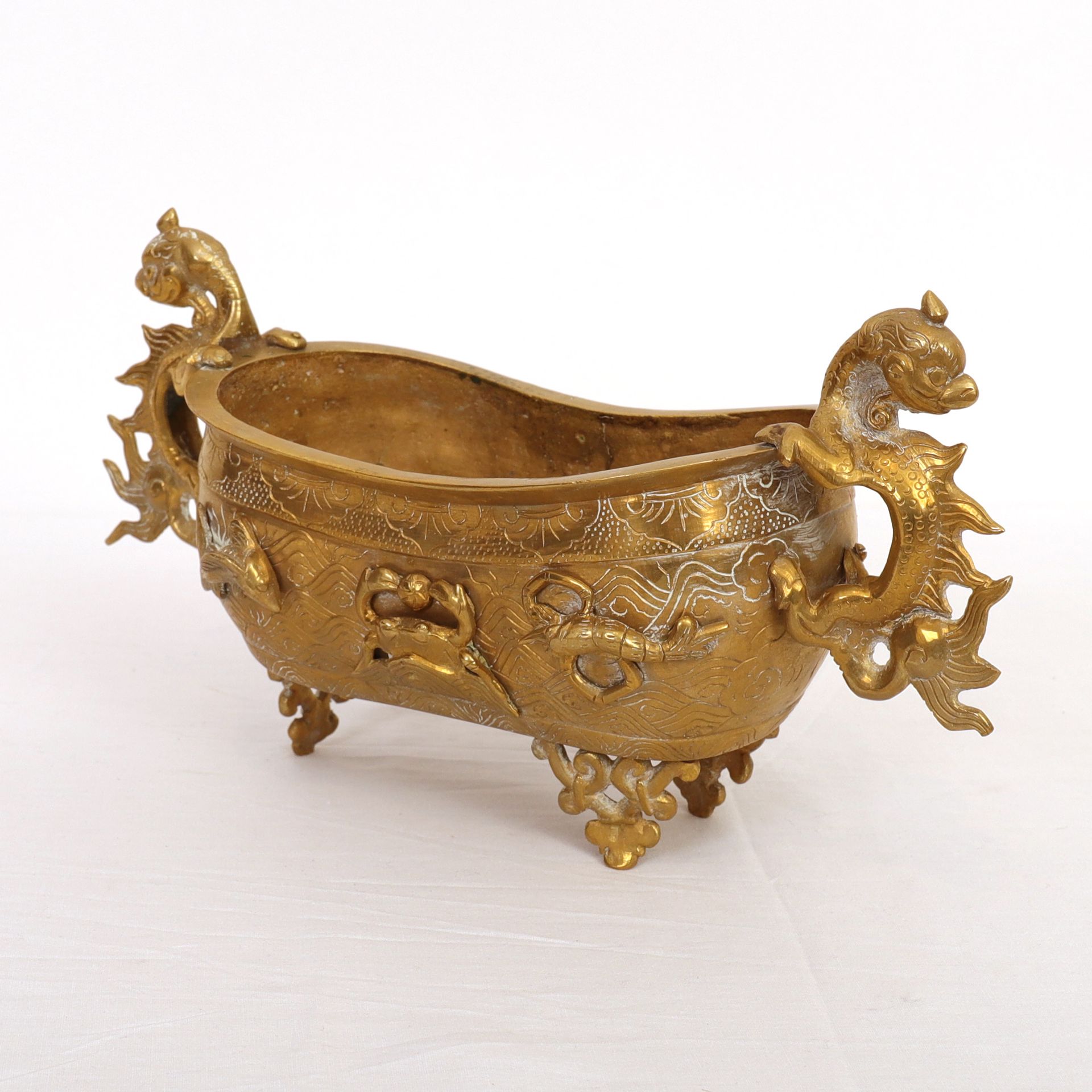 Null SMALL ASIAN BRONZE TRIPOD CUP decorated with marine animals

The handles in&hellip;