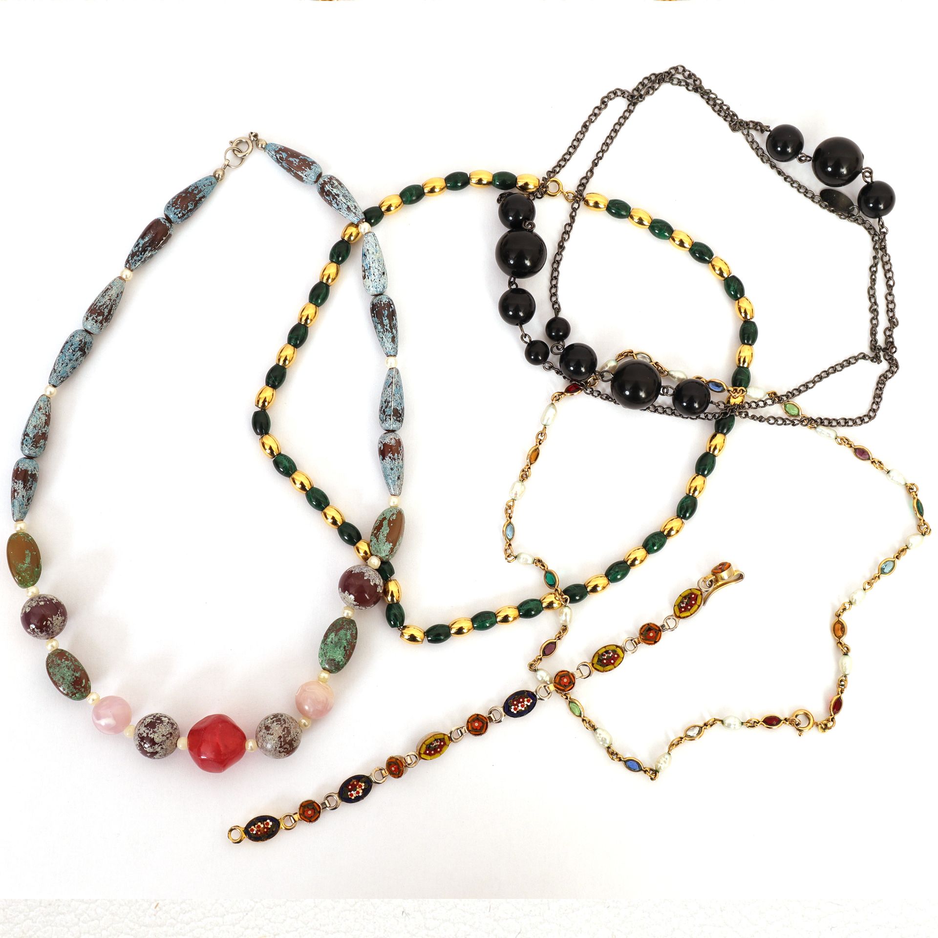 Null 套装珠宝

由4条项链组成，其中一条为孔雀石项链，还有一条手链

20世纪

使用和维护的条件