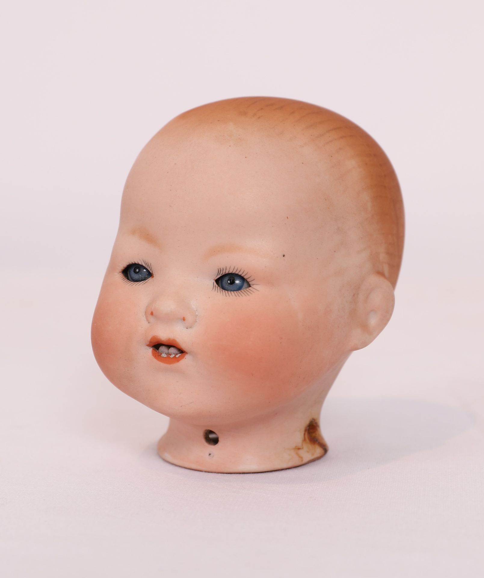 Null 阿曼德-马赛的瓷娃娃头

多色头，张嘴，可见牙齿，眼睛有内部杠杆装置

颈部签有 "AM"，代表德国阿尔芒-马赛，还有尺寸。

高：9.5厘米

使用&hellip;