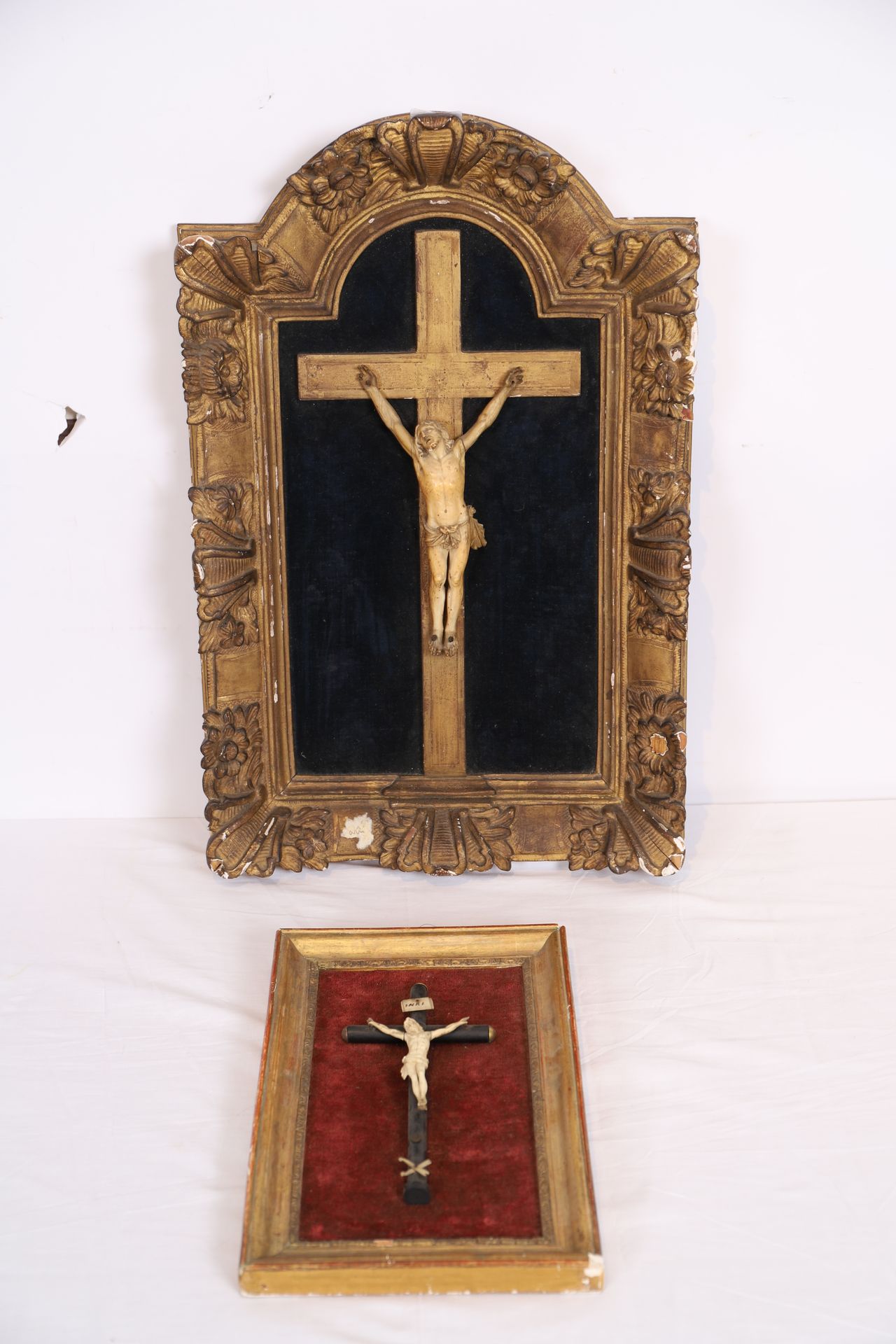 Null 两只十字架 19世纪

在骨和木中，在镀金的木框中

19世纪时期

61 x 40 厘米

35 x 22 cm

事故



附有一个小的CRUC&hellip;