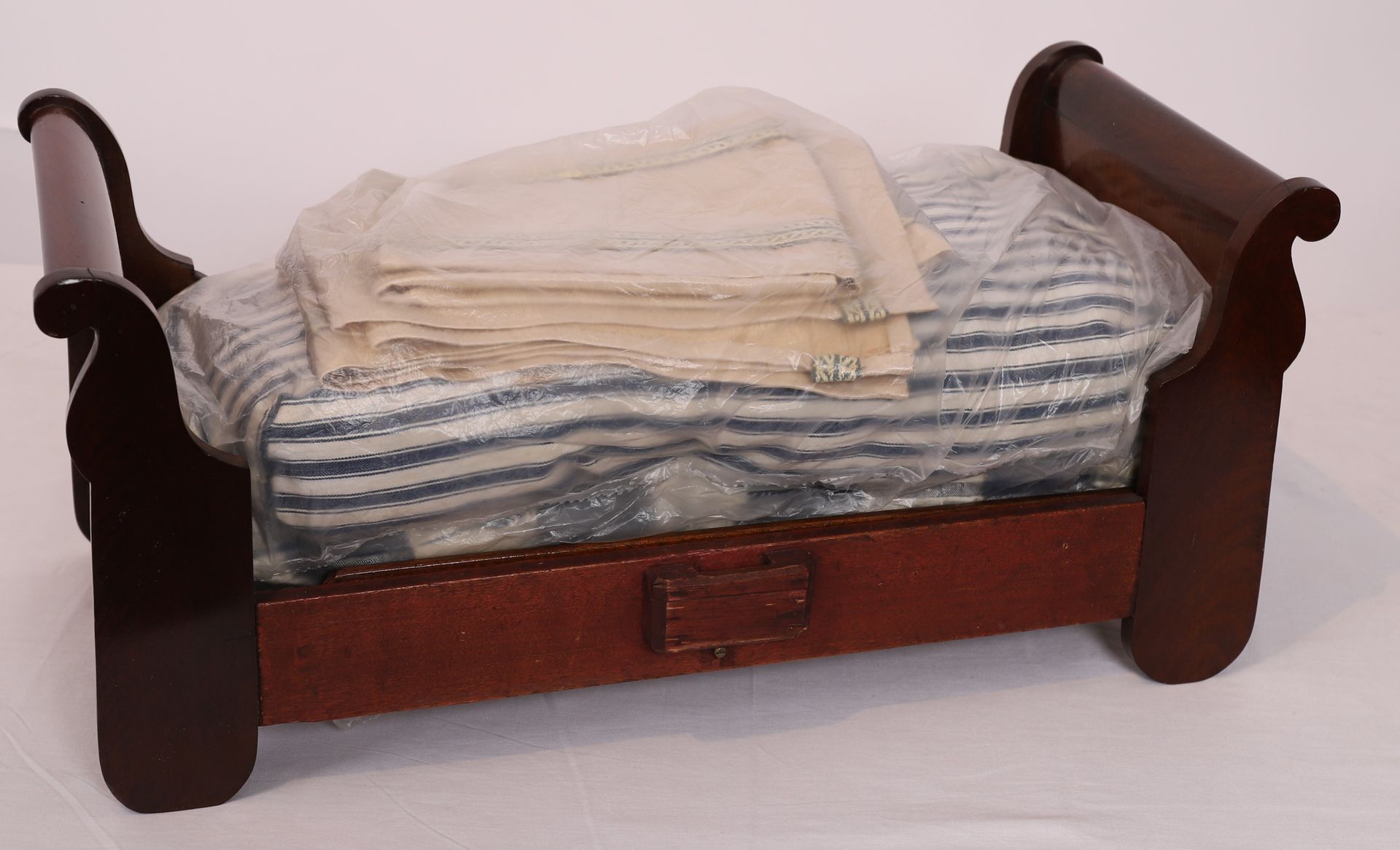 Null 19世纪带床垫的娃娃床

22,5 x 50 x 22 厘米

使用和维护的条件