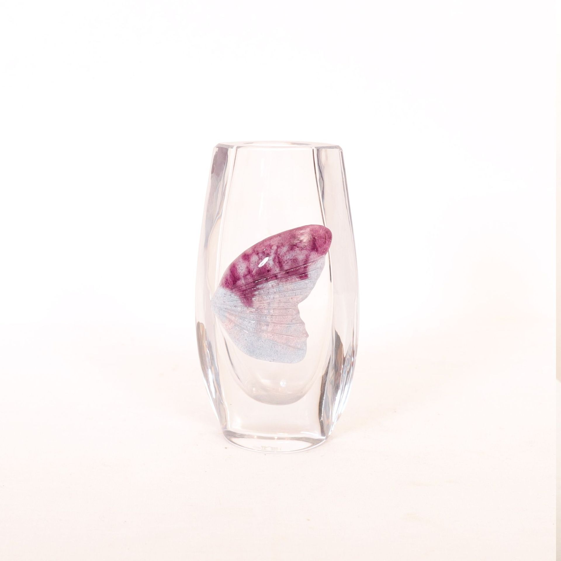 Null VASE SIGNÉ NANCY 

Verre transparent au décor en relief d'un poisson violet&hellip;