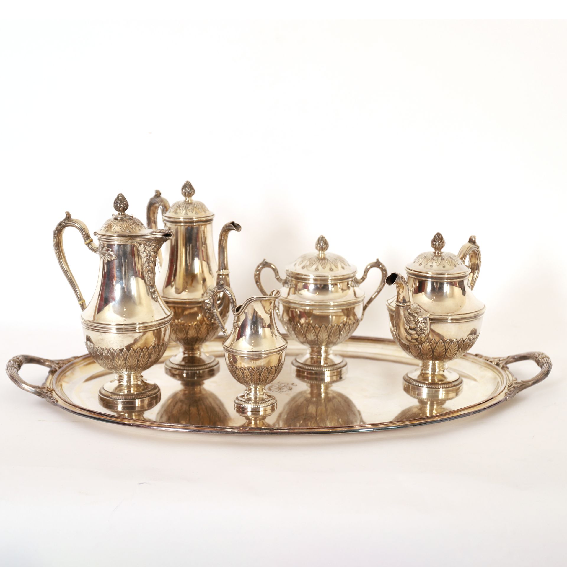Null 巴黎金匠罗伯特-林泽勒（1872-1941）制作的大型银质帝国风格咖啡套装

包括咖啡壶，茶壶，巧克力壶（不含发泡器），糖碗，牛奶壶和带两个手柄的托盘&hellip;