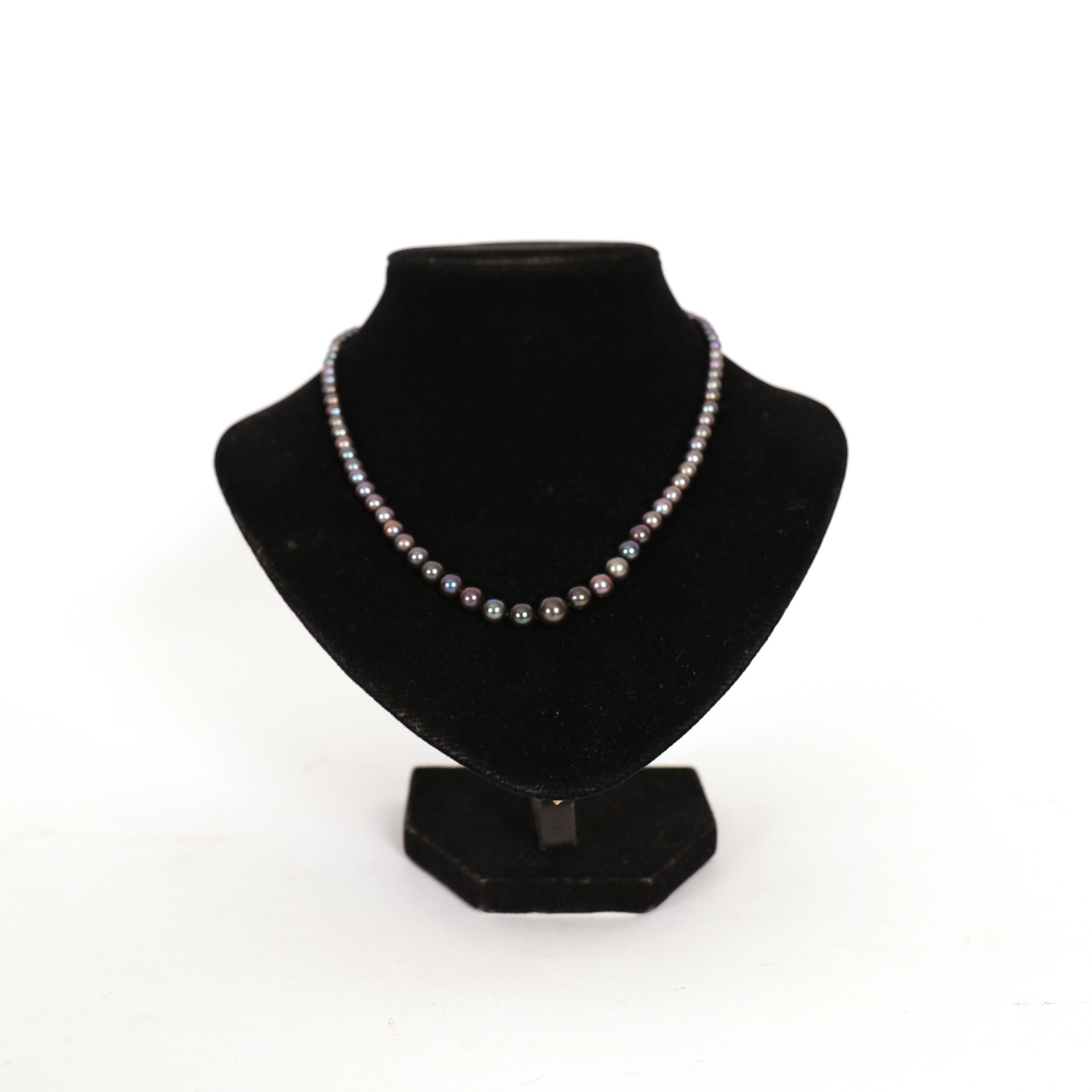 Null BLACK PEARL NECKLACE

L : 45,5 cm 

Diam : 5 mm (the biggest pearl)