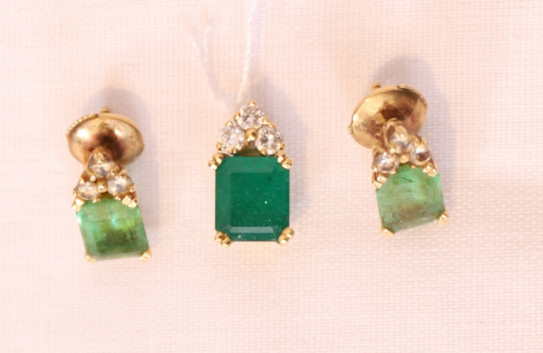 Null 套装，包括一个吊坠和一对祖母绿的耳环

镶有绿宝石和钻石的黄金底座

重量：5克左右。