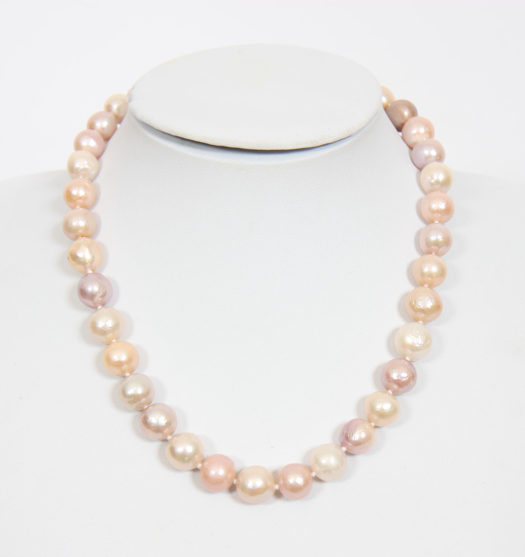 Null NECKLACE OF MULTICOLORED PEARLS

10/12 mm semi-baroque beads with knots bet&hellip;