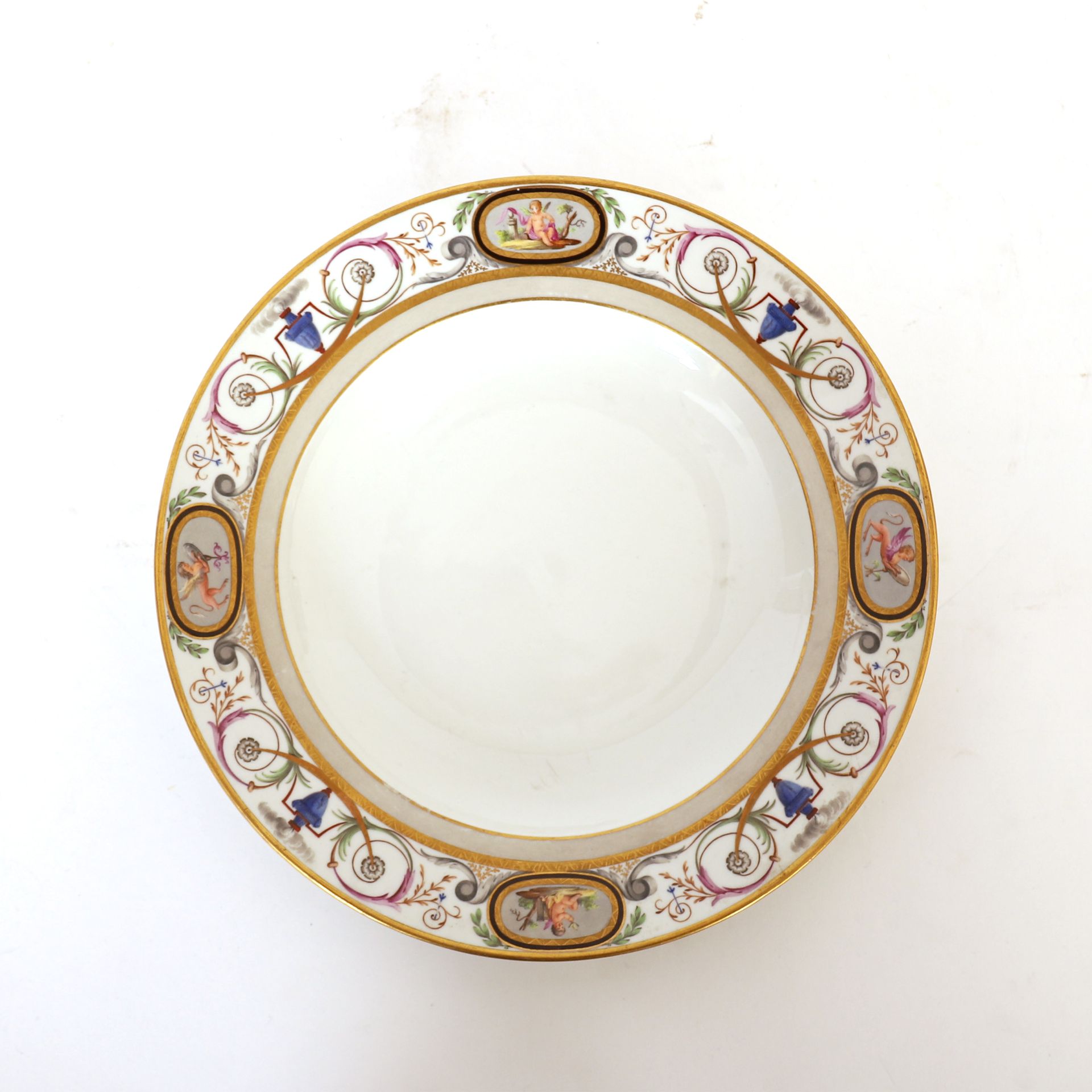 Null VIENNA PORCELAIN DISH, late 18th - early 19th century

Marli decorated with&hellip;