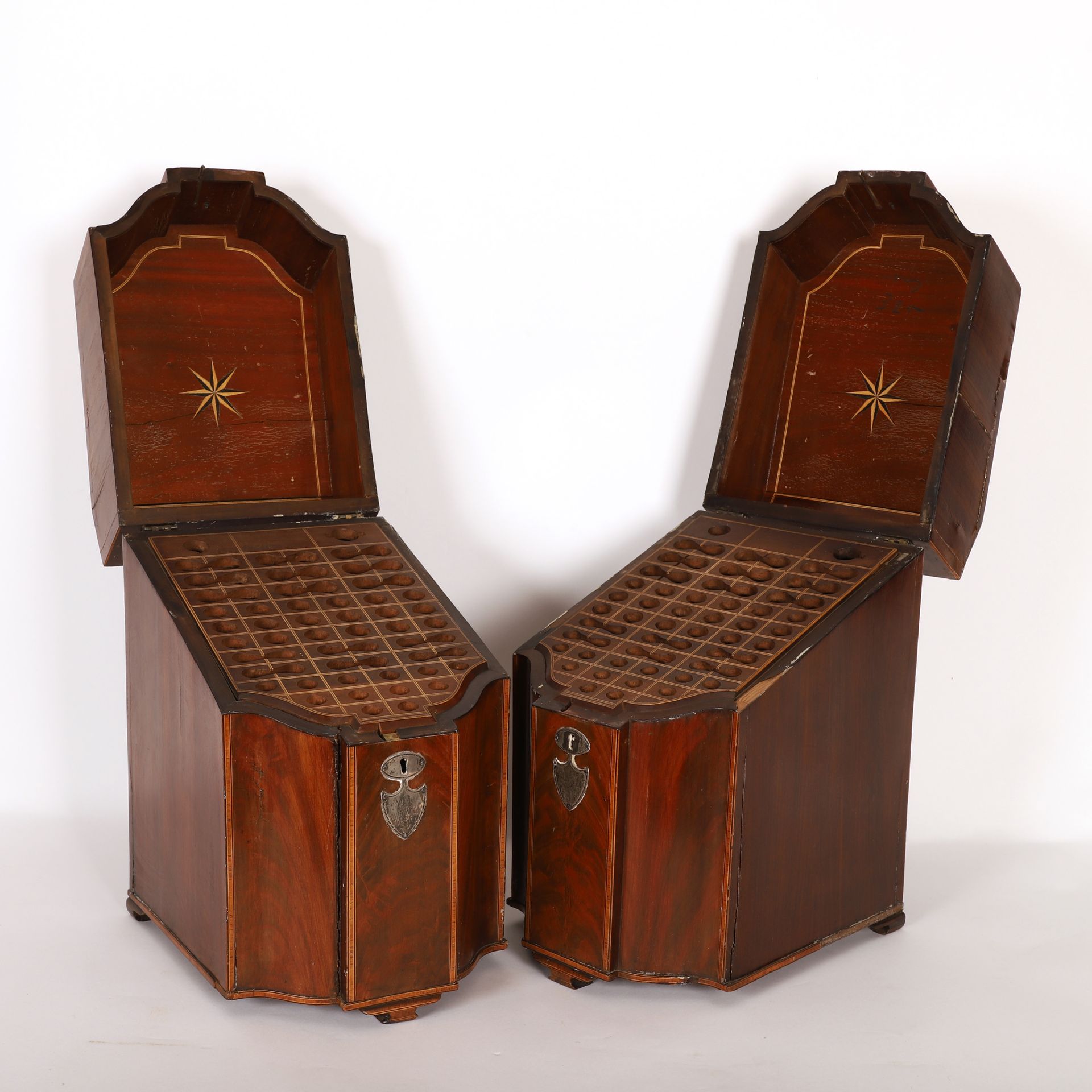 Null PAIR OF VENEER CUTLERY BOXES

Decorated in marquetry with a shell on the to&hellip;