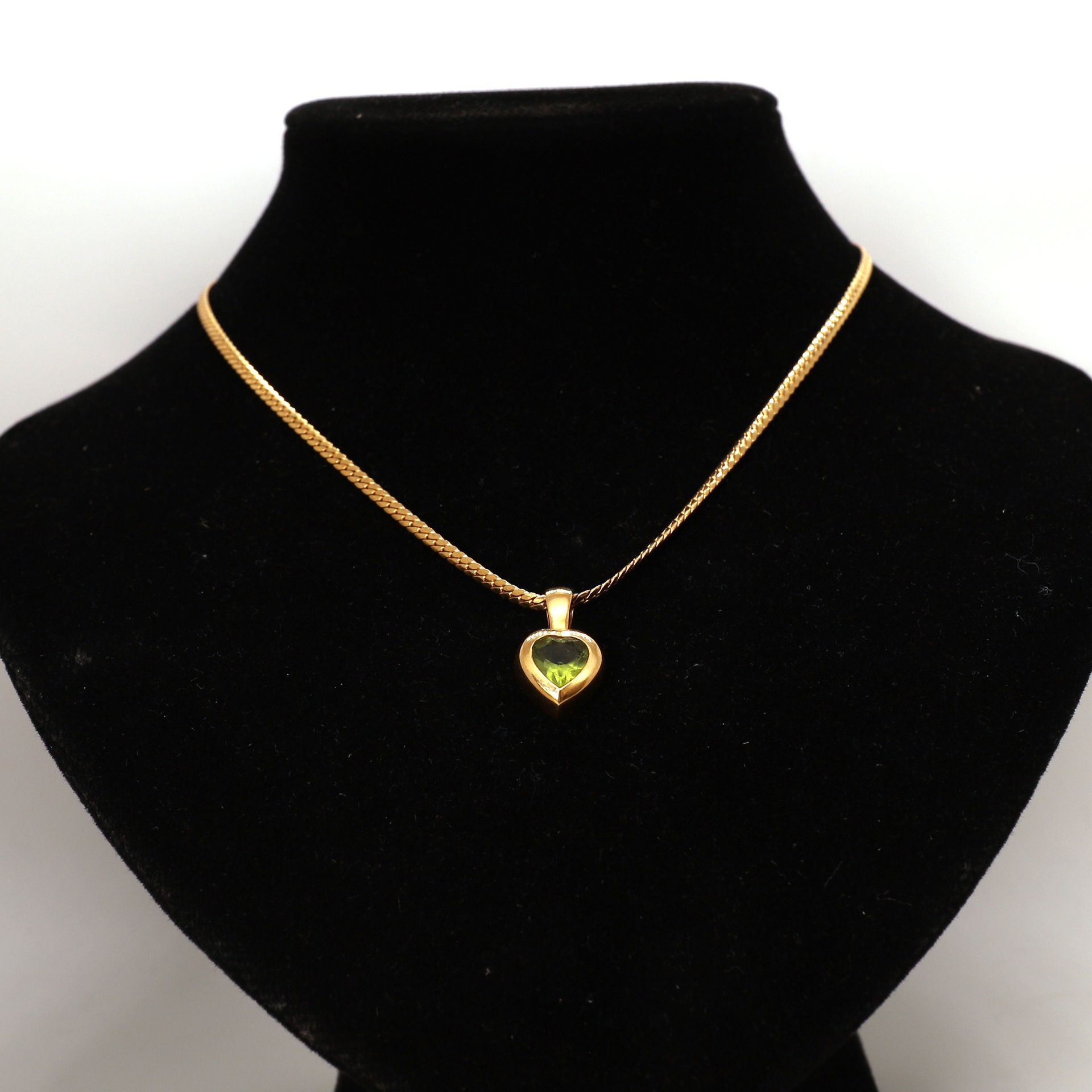 Null 黄金项链，黄金心形吊坠，镶嵌绿色宝石

英文网格

重量：13克