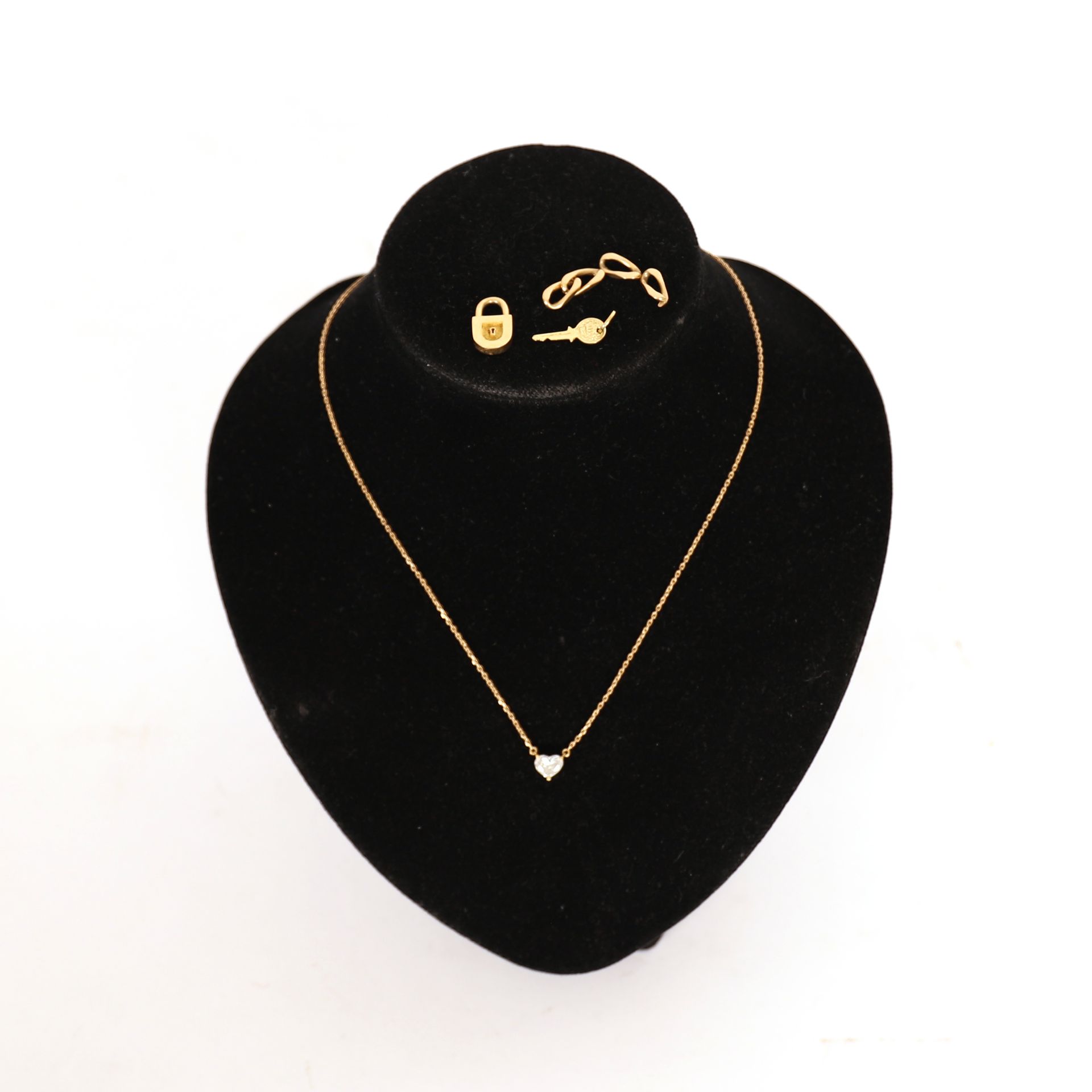 Null PEQUEÑO CONJUNTO DE RESTOS DE ORO QUE INCLUYE UN COLLAR COLGANTE BRILLANTE
&hellip;