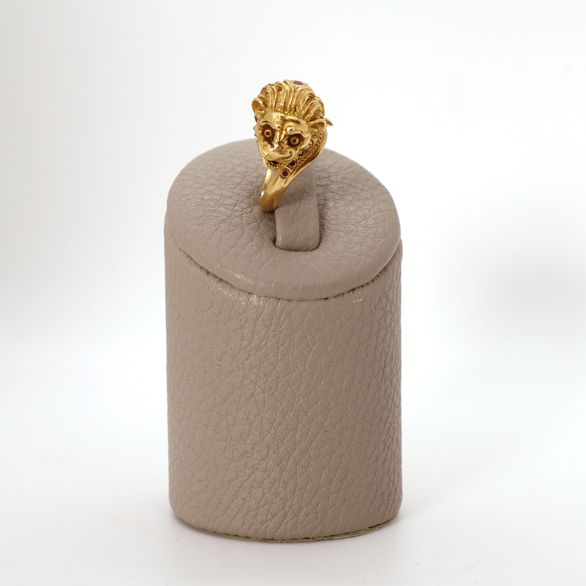 Null LION'S HEAD" RING IN YELLOW GOLD AND ENAMEL

Tdd : 46

Pb : 8 grs