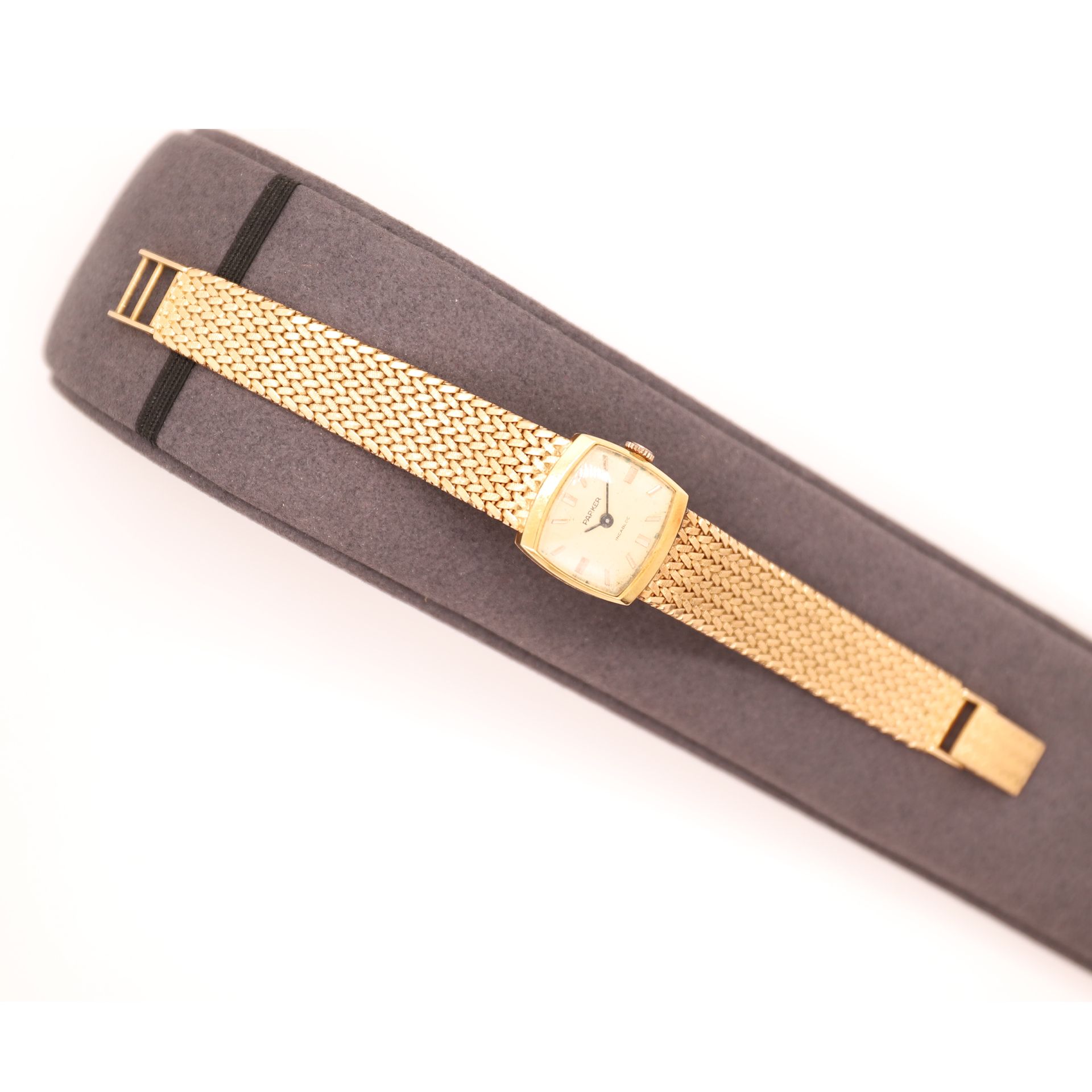 Null LADY'S WATCH PARKER "INCABLOC" IN GOLD

Pb : 40 grs

Wear