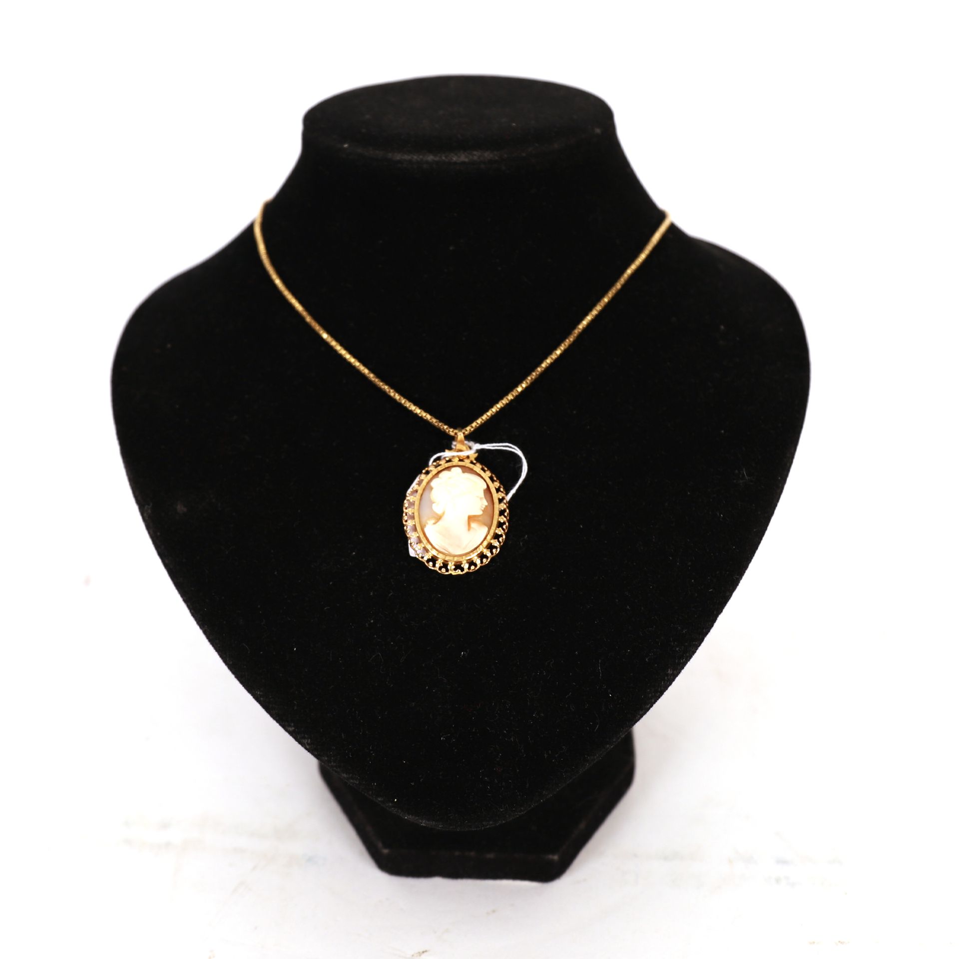 Null YELLOW GOLD OVAL PENDANT DECORATED WITH A CAMEO 

With its chain

Weight : &hellip;