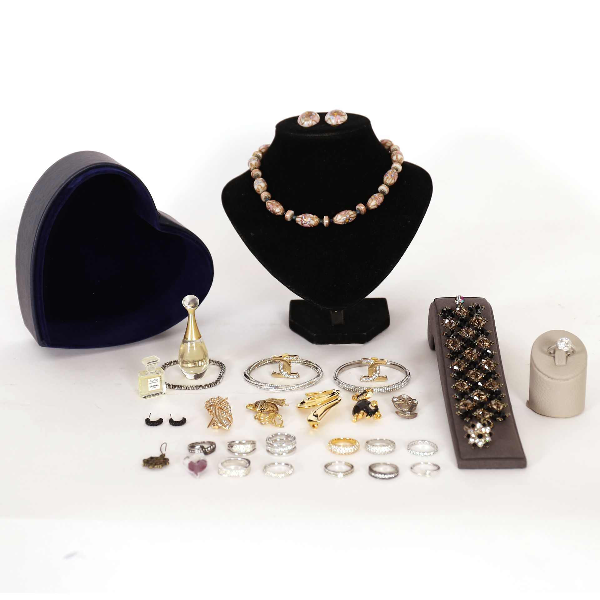 Null STRONG LOT OF COSTUME JEWELRY MOSTLY SWAROVSKI

Including a pair of ear cli&hellip;