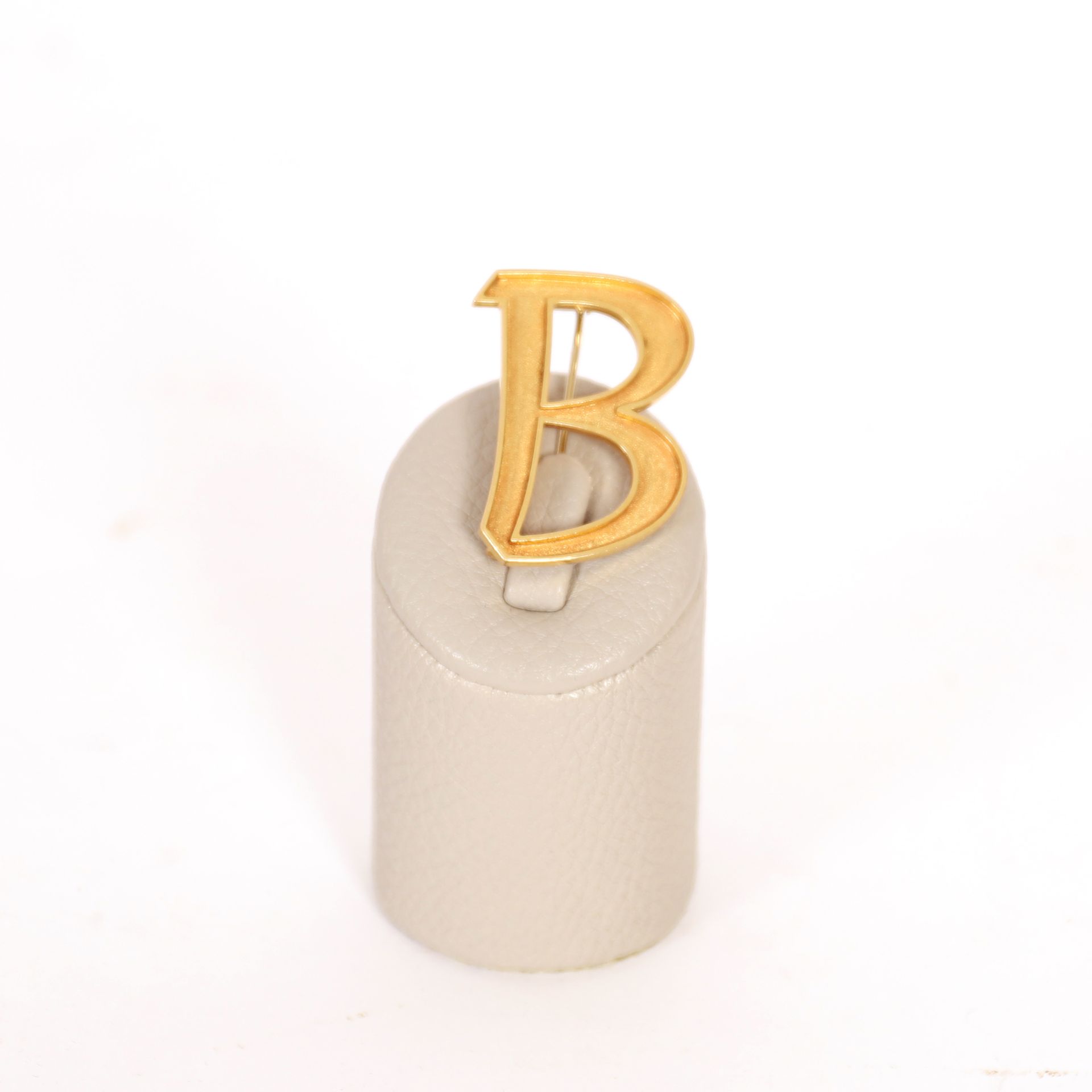 Null 黄金 "B "型胸针

高：4厘米

重量：12克