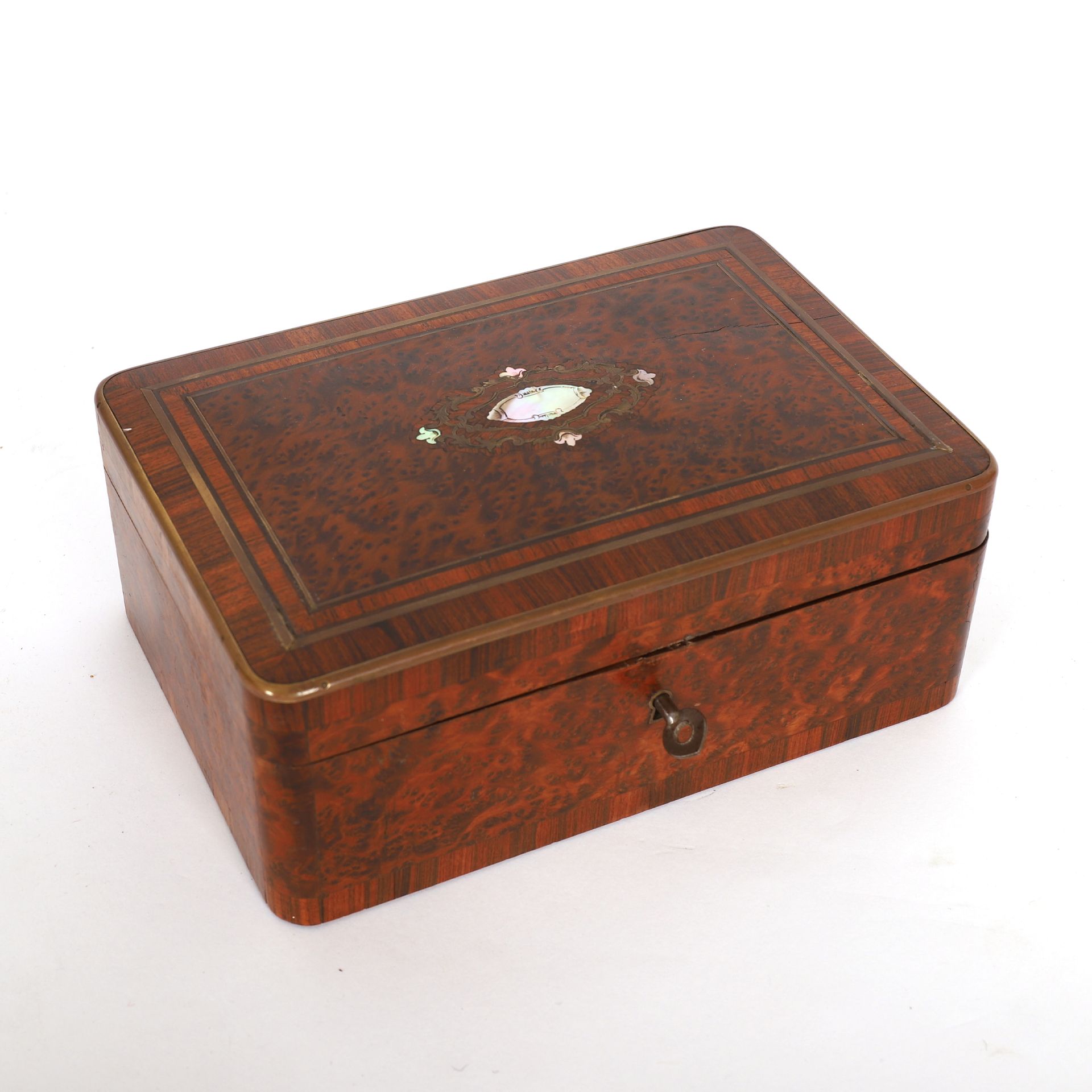 Null JEWELRY BOX by TAHAN (19th century)

Speckled mahogany and mother of pearl &hellip;